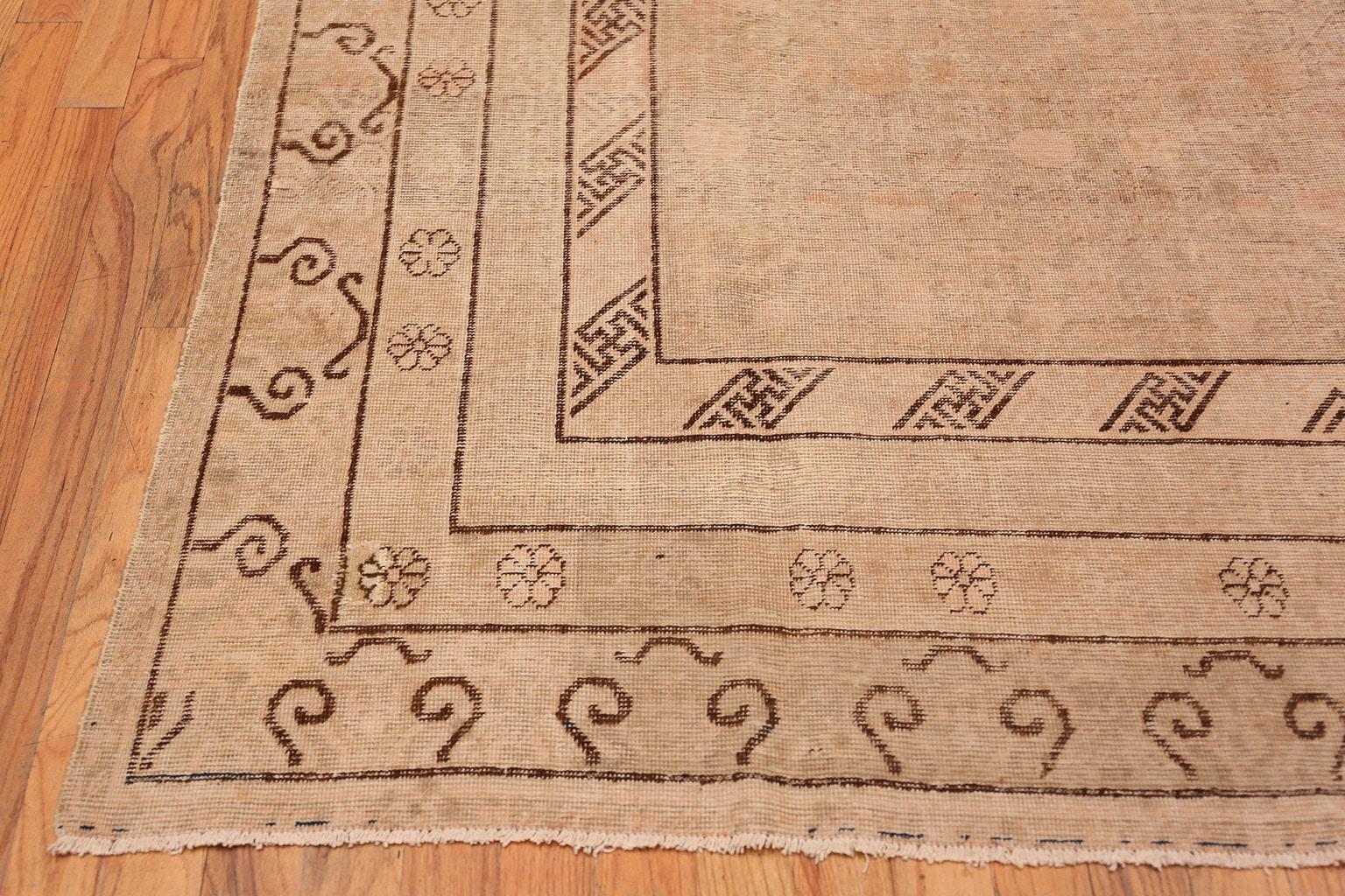 Noué à la main Tapis décoratif Khotan ancien. Taille : 8 pieds x 16 pieds en vente