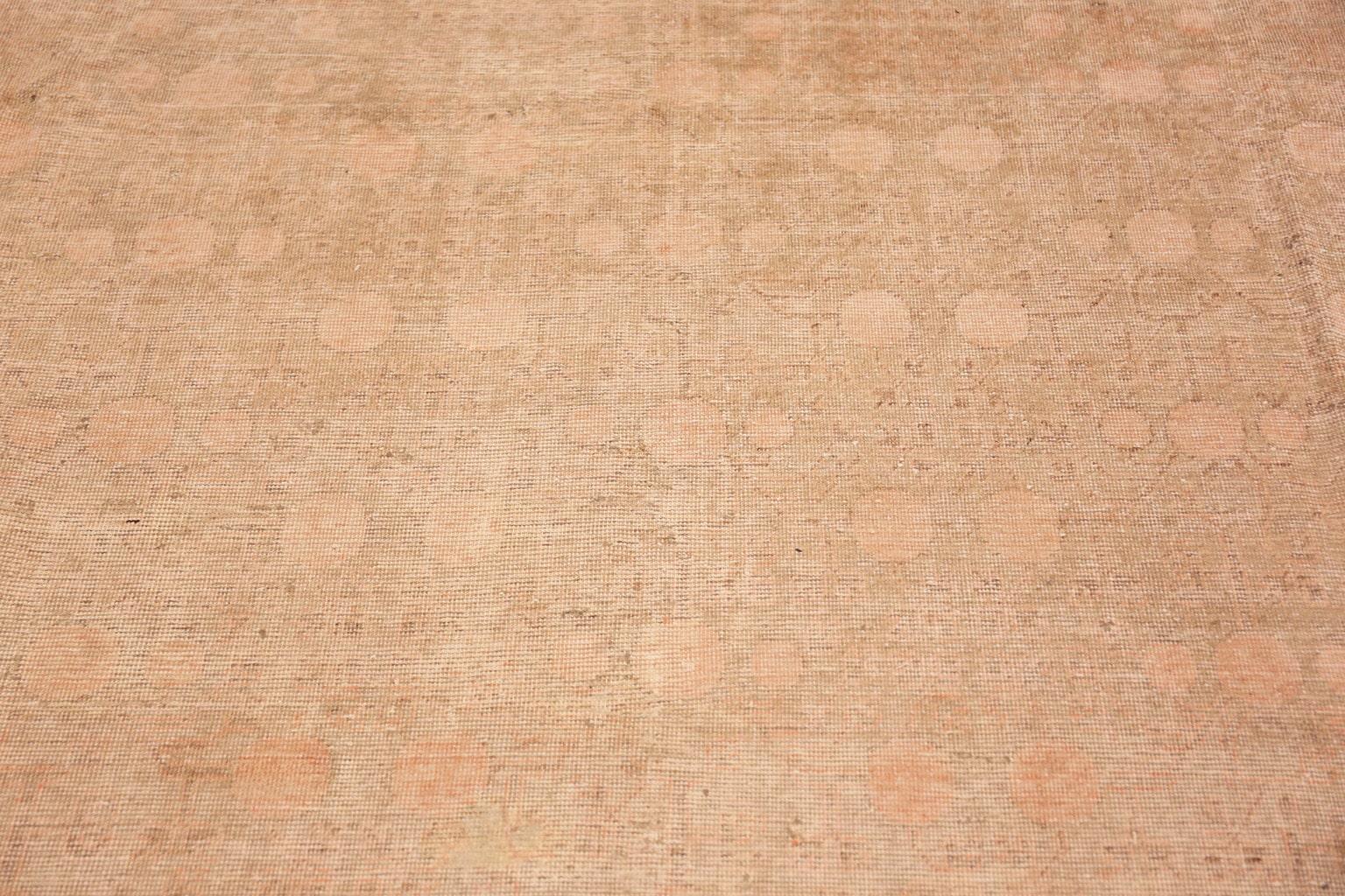 Dekorativer antiker Khotan-Teppich. Größe: 8 Fuß x 16 Fuß im Zustand „Gut“ im Angebot in New York, NY
