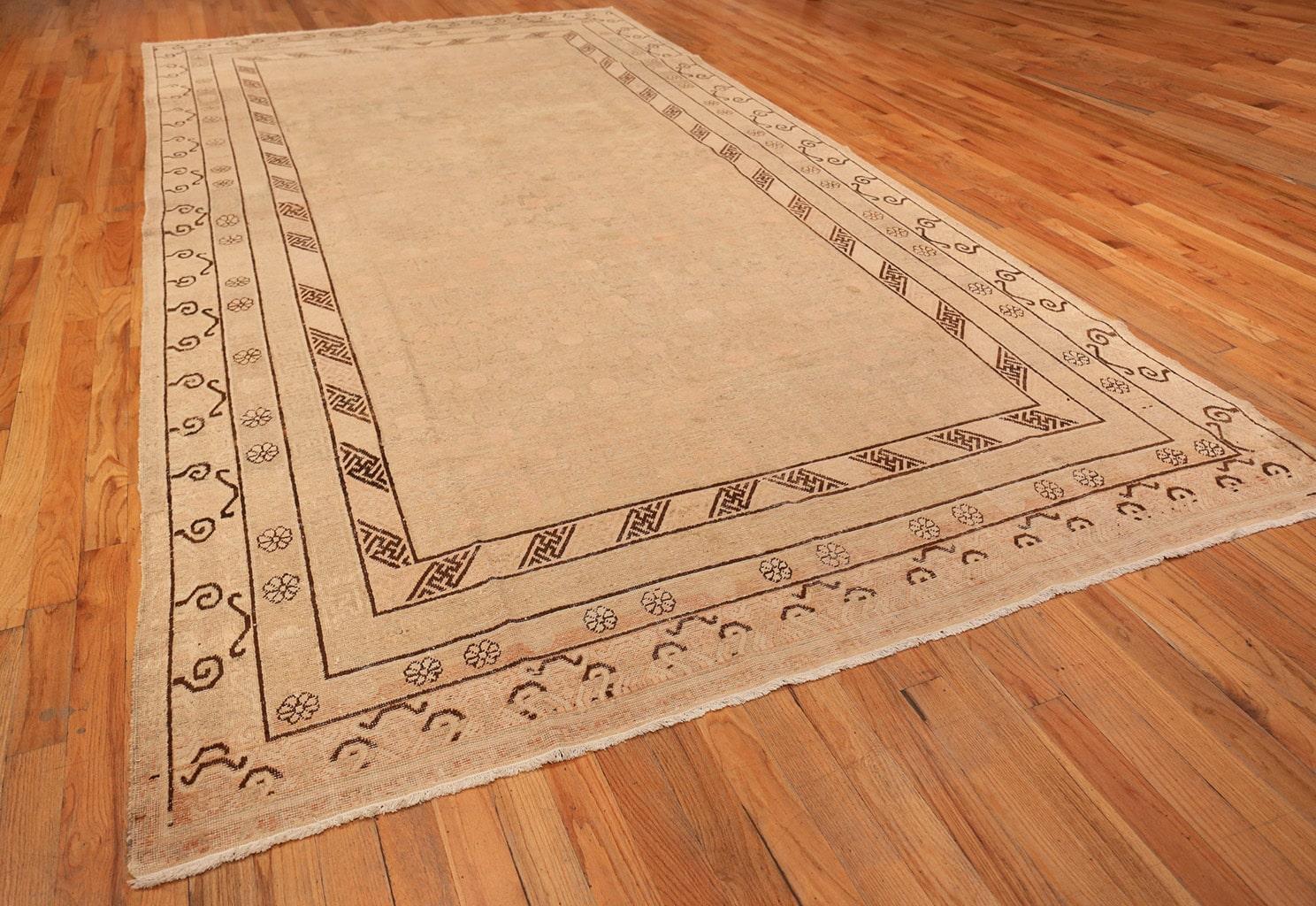 Dekorativer antiker Khotan-Teppich. Größe: 8 Fuß x 16 Fuß (20. Jahrhundert) im Angebot