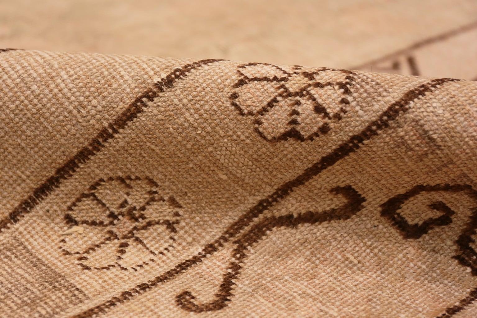 Dekorativer antiker Khotan-Teppich. Größe: 8 Fuß x 16 Fuß (Wolle) im Angebot