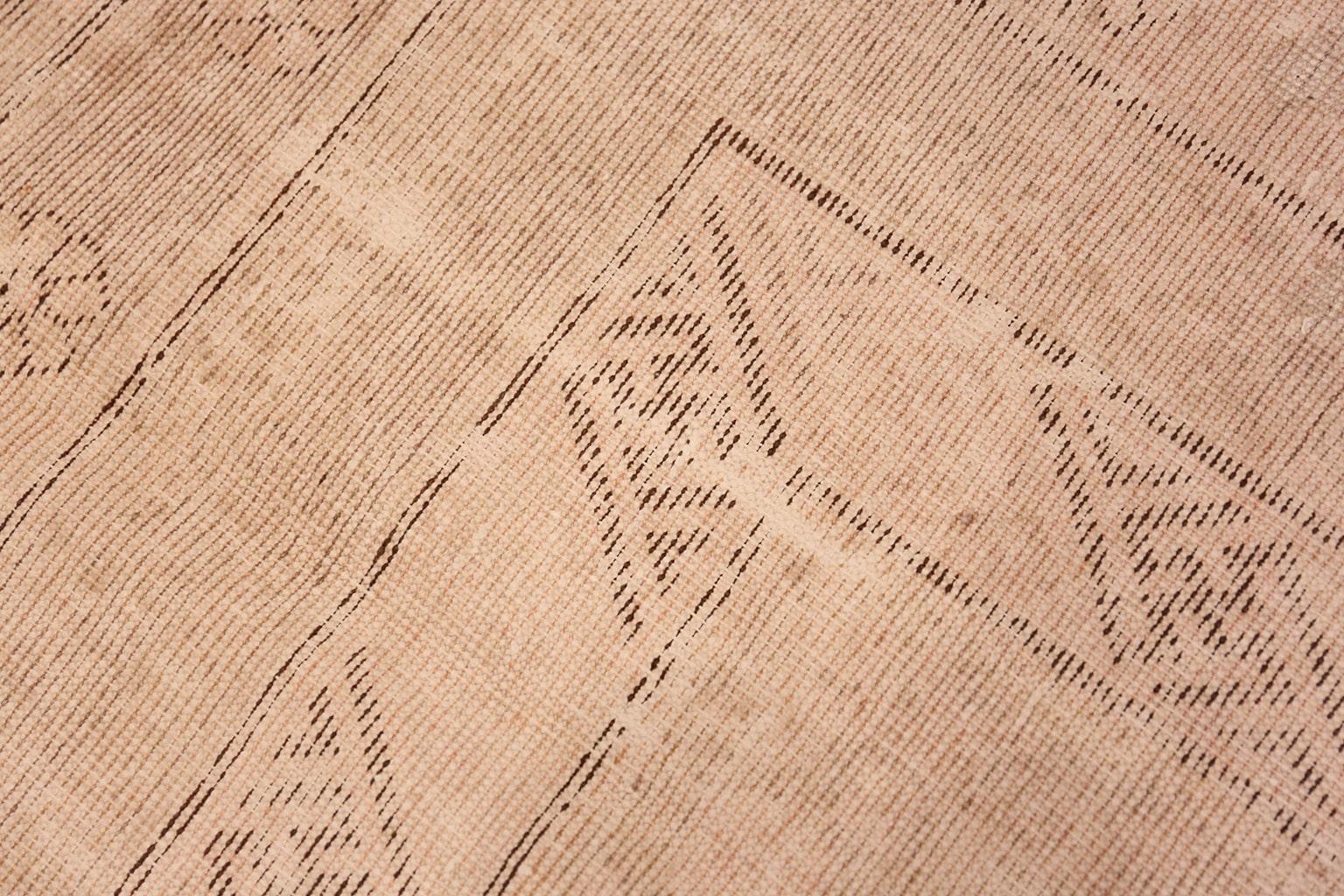 Dekorativer antiker Khotan-Teppich. Größe: 8 Fuß x 16 Fuß im Angebot 2