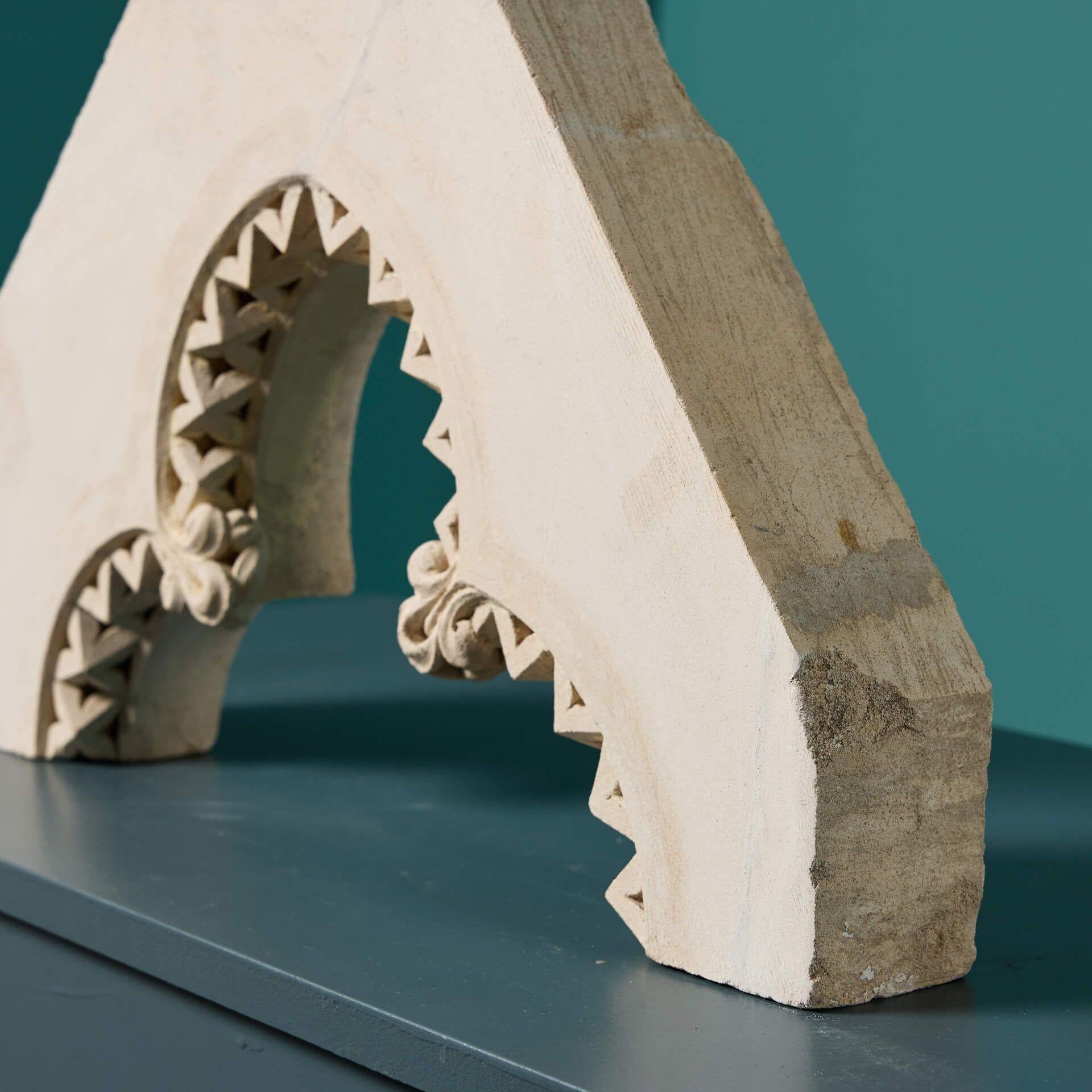 Fragmento decorativo de piedra caliza antigua Inglés en venta
