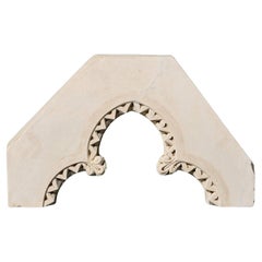 Frammento decorativo di pietra calcarea antica