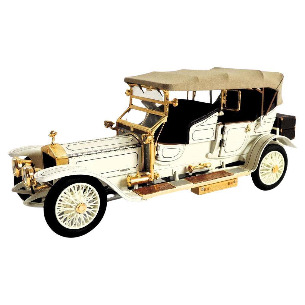 Arising from the collaboration of the automobile brands, this exclusive antique model car is a 1:24 scale model that took over 4,000 hours to develop, drawing information on finishes, materials, images and original designs from their archives. As