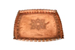 Plateau décoratif marocain ancien en cuivre avec bord festonné