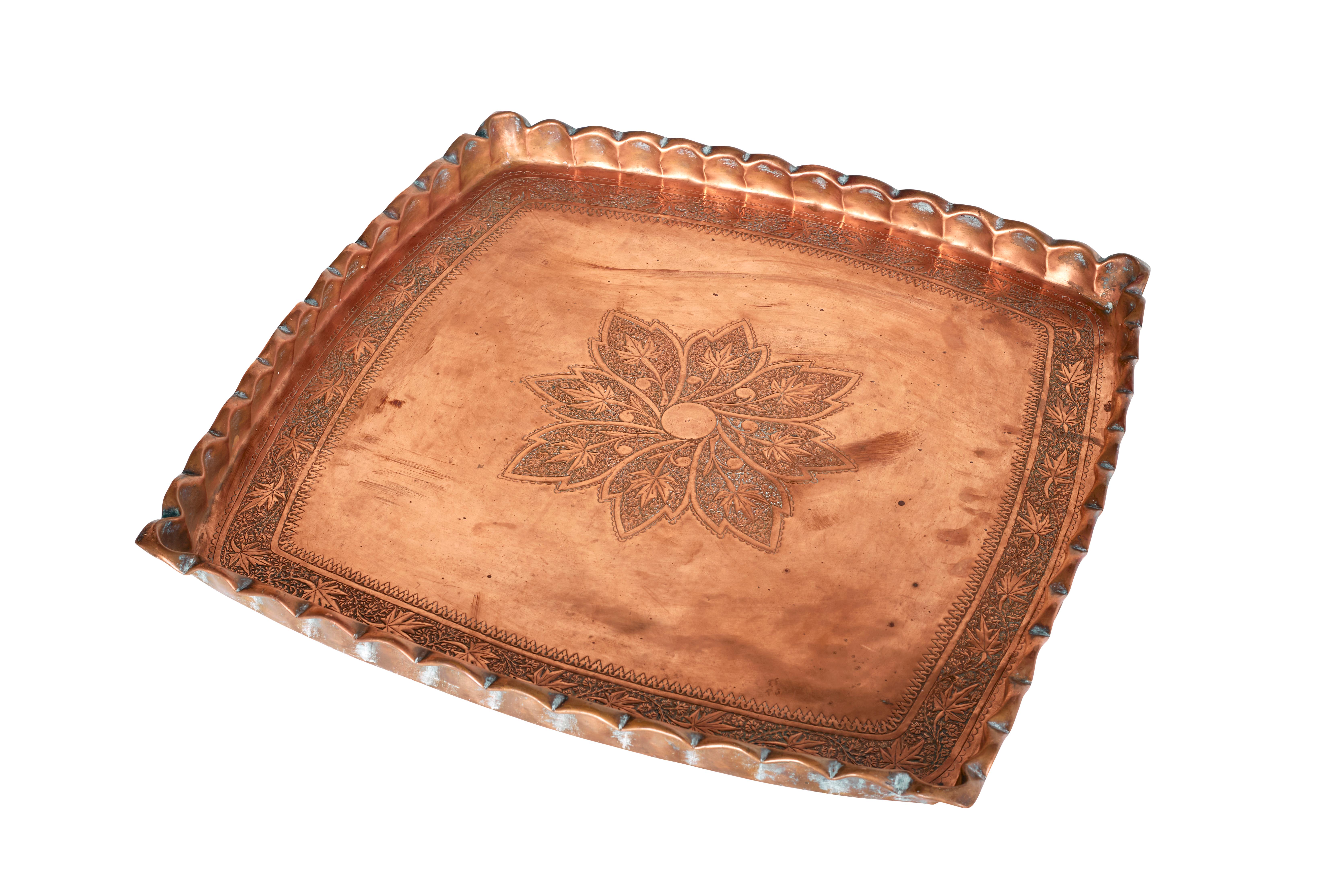 Tribal Plateau décoratif marocain ancien en cuivre avec bord festonné en vente