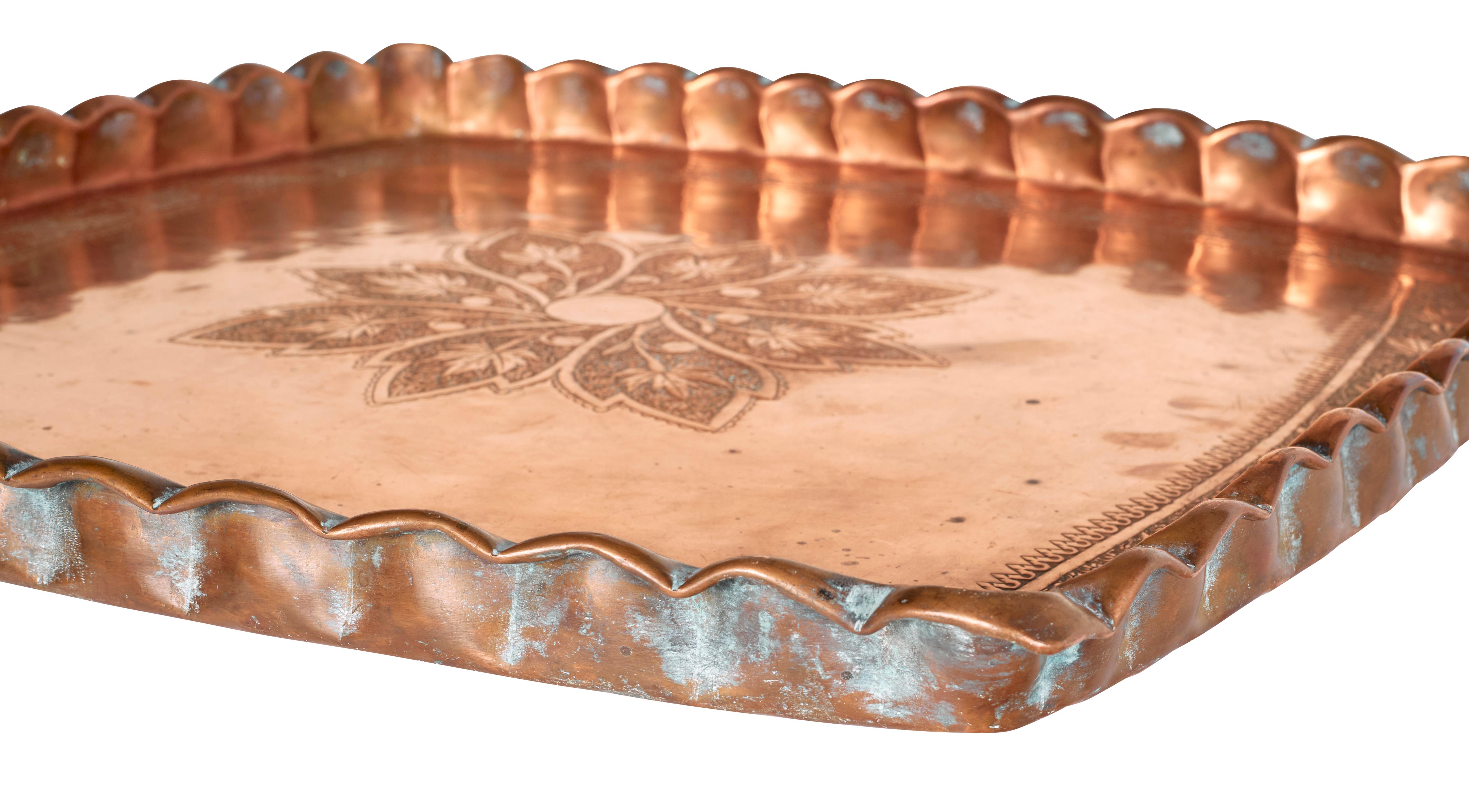 Plateau décoratif marocain ancien en cuivre avec bord festonné Bon état - En vente à Dallas, TX