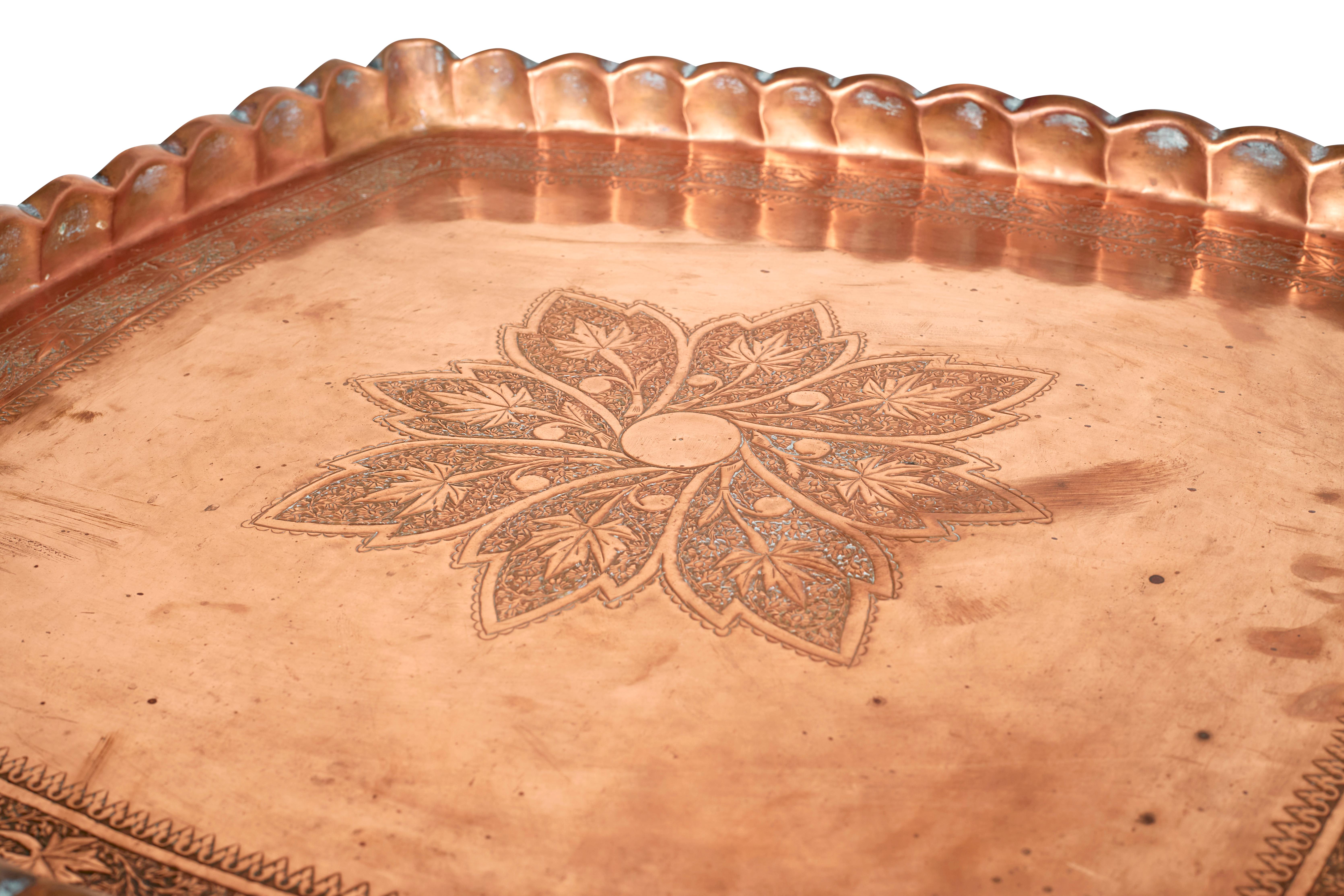 XIXe siècle Plateau décoratif marocain ancien en cuivre avec bord festonné en vente