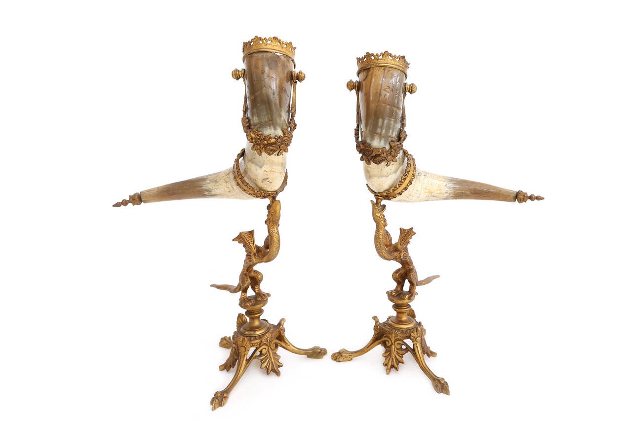 Beautiful pair of horns.

Mounted on brass dragons.

Measures: H 40 cm x W 30 cm.