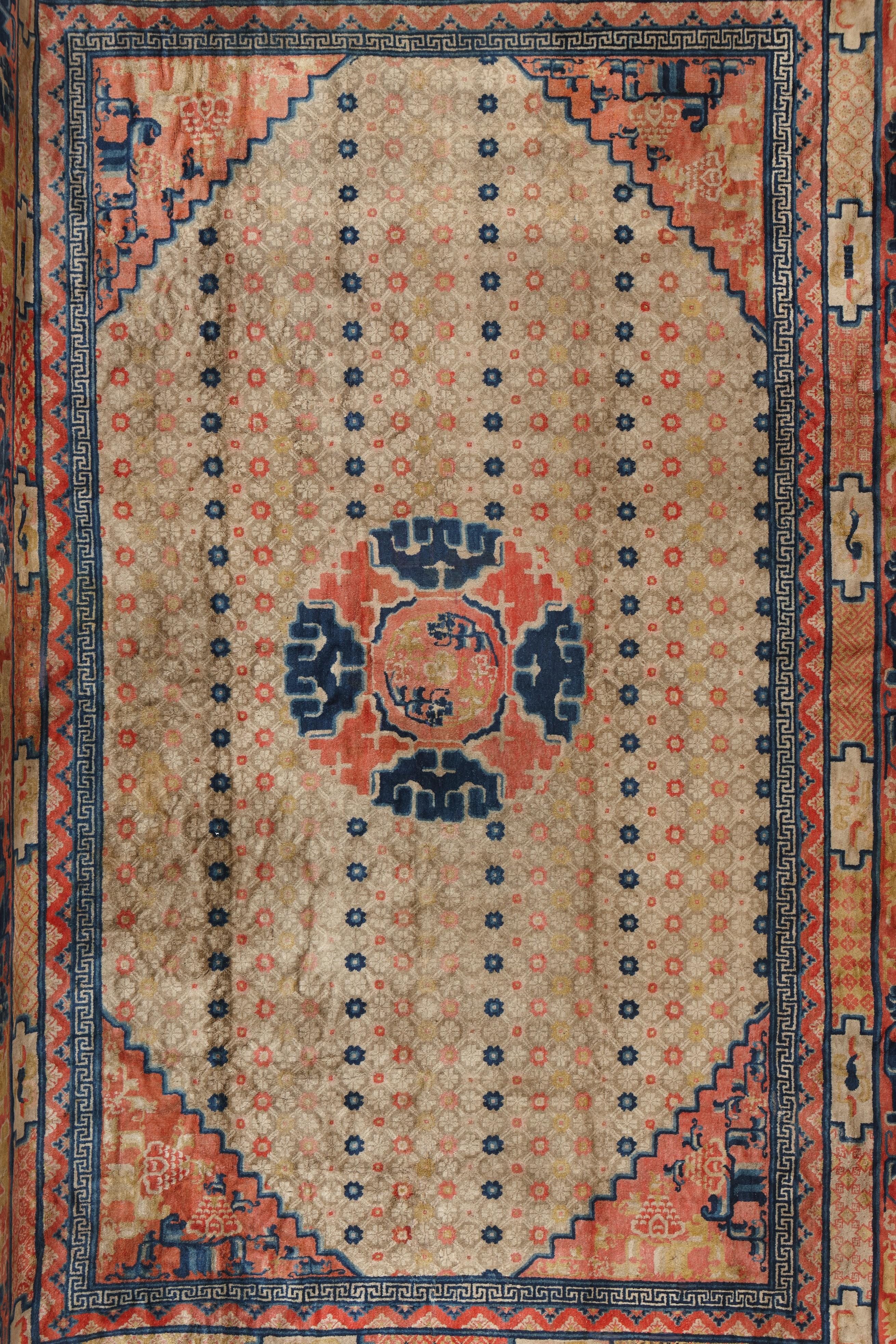 Après avoir subi l'influence des tribus nomades du Turkestan oriental (Chine occidentale), le tissage de tapis a développé une riche industrie commerciale en Chine dès le XVIe siècle. Les tapis chinois se distinguent par le bleu indigo très profond