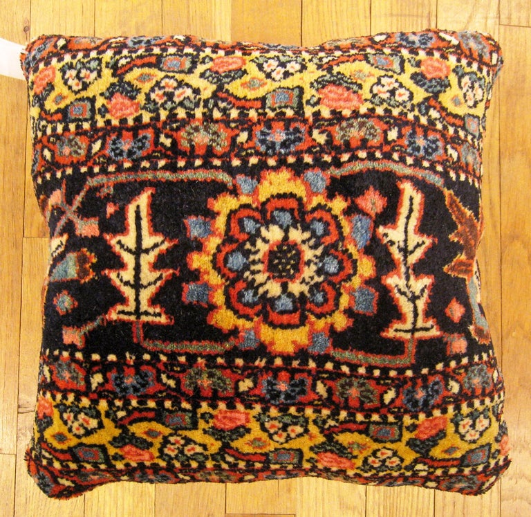 Cuscino decorativo antico tappeto persiano Bidjar con elementi floreali in  vendita su 1stDibs