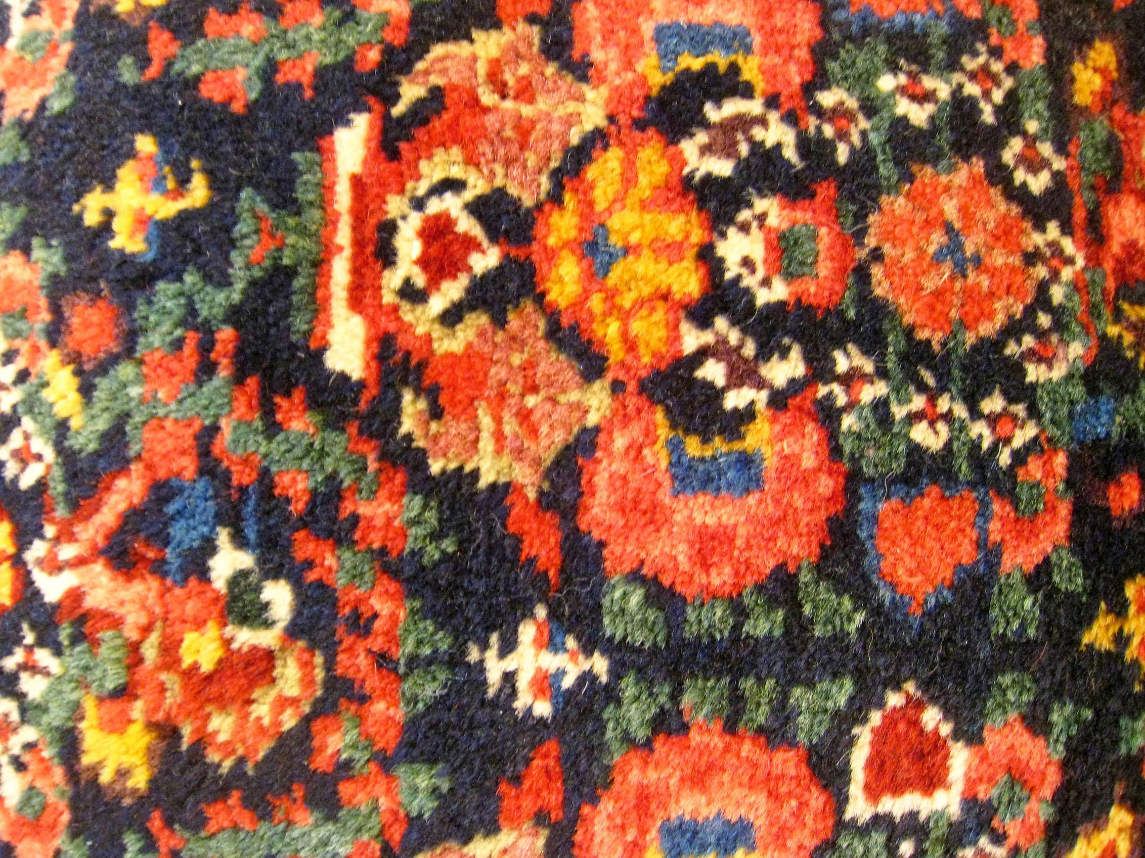 Coussin décoratif persan ancien tapis Malayer avec motifs géométriques abstraits Bon état - En vente à New York, NY
