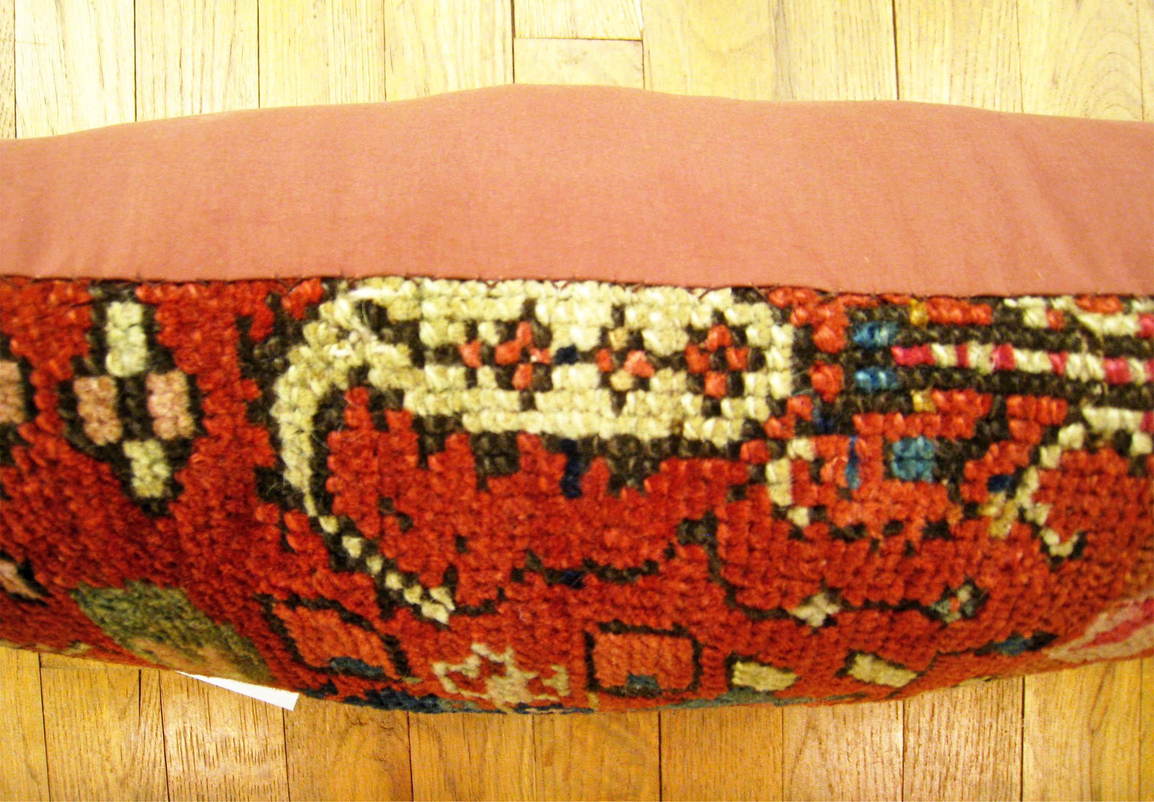 Coussin décoratif persan ancien tapis Malayer avec motifs géométriques abstraits Bon état - En vente à New York, NY