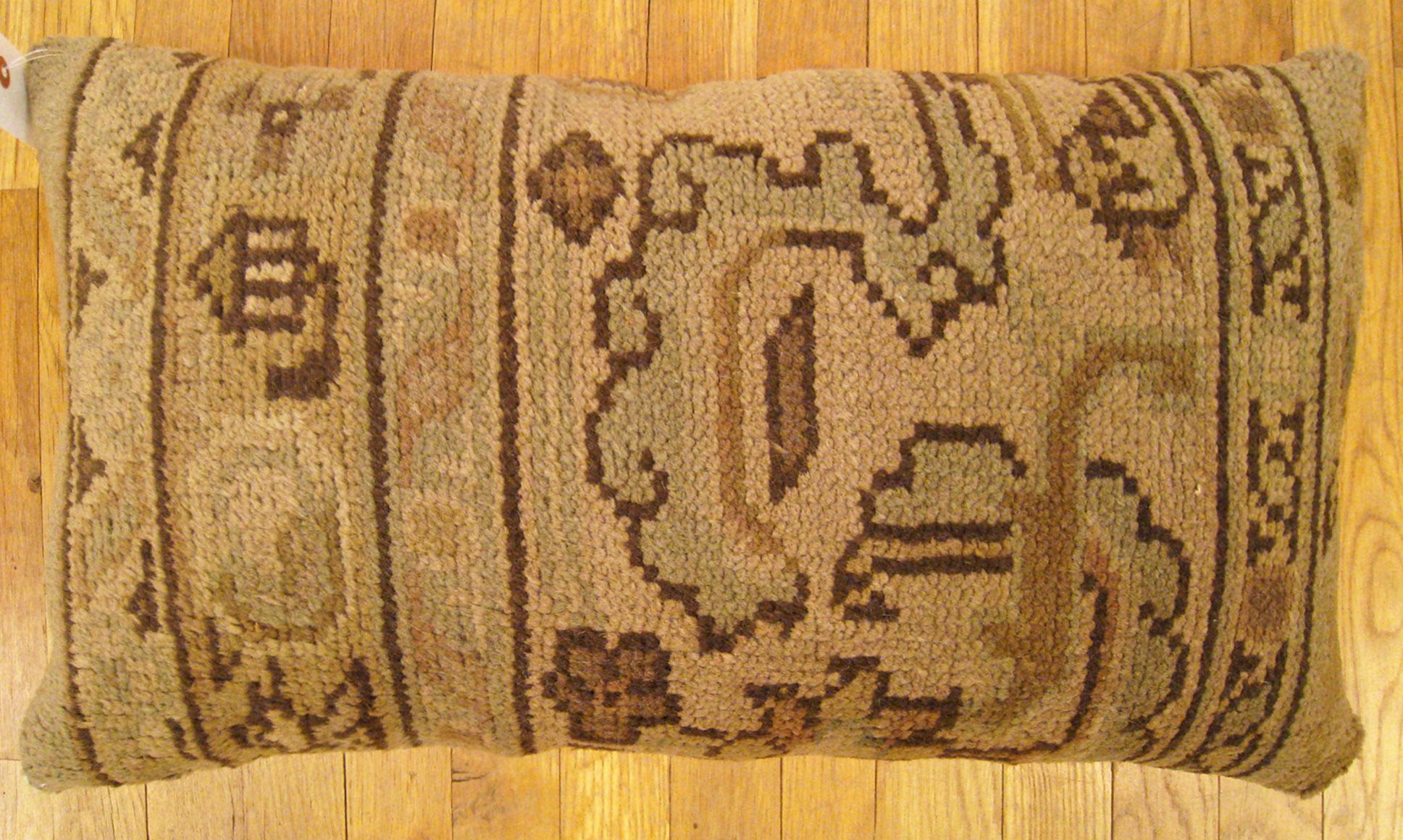 Coussin décoratif en forme de tapis ancien de la Savonnerie espagnole avec motif géométrique, taille 2'3