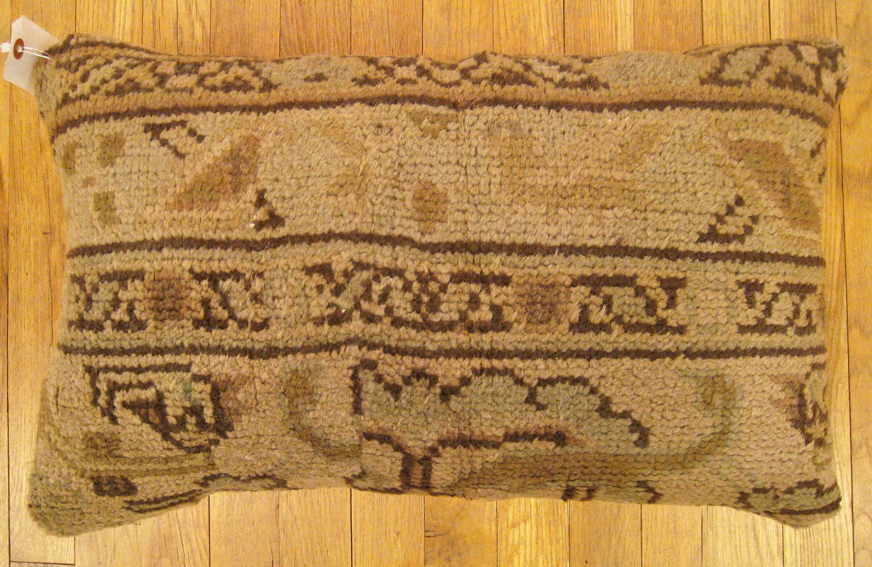 Coussin décoratif en forme de tapis ancien de la Savonnerie espagnole avec un motif géométrique, taille 2'0