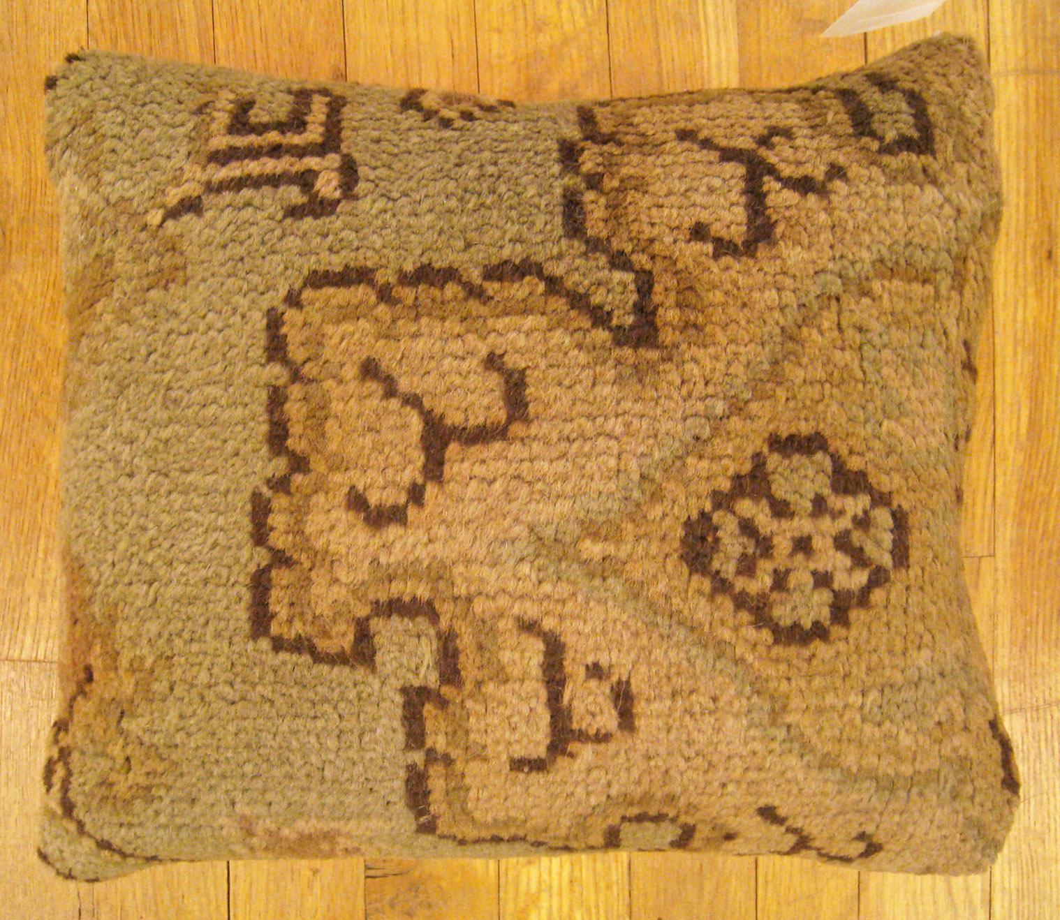 Dekoratives antikes spanisches Savonnerie Teppichkissen mit geometrischem Muster, Größe 1'5