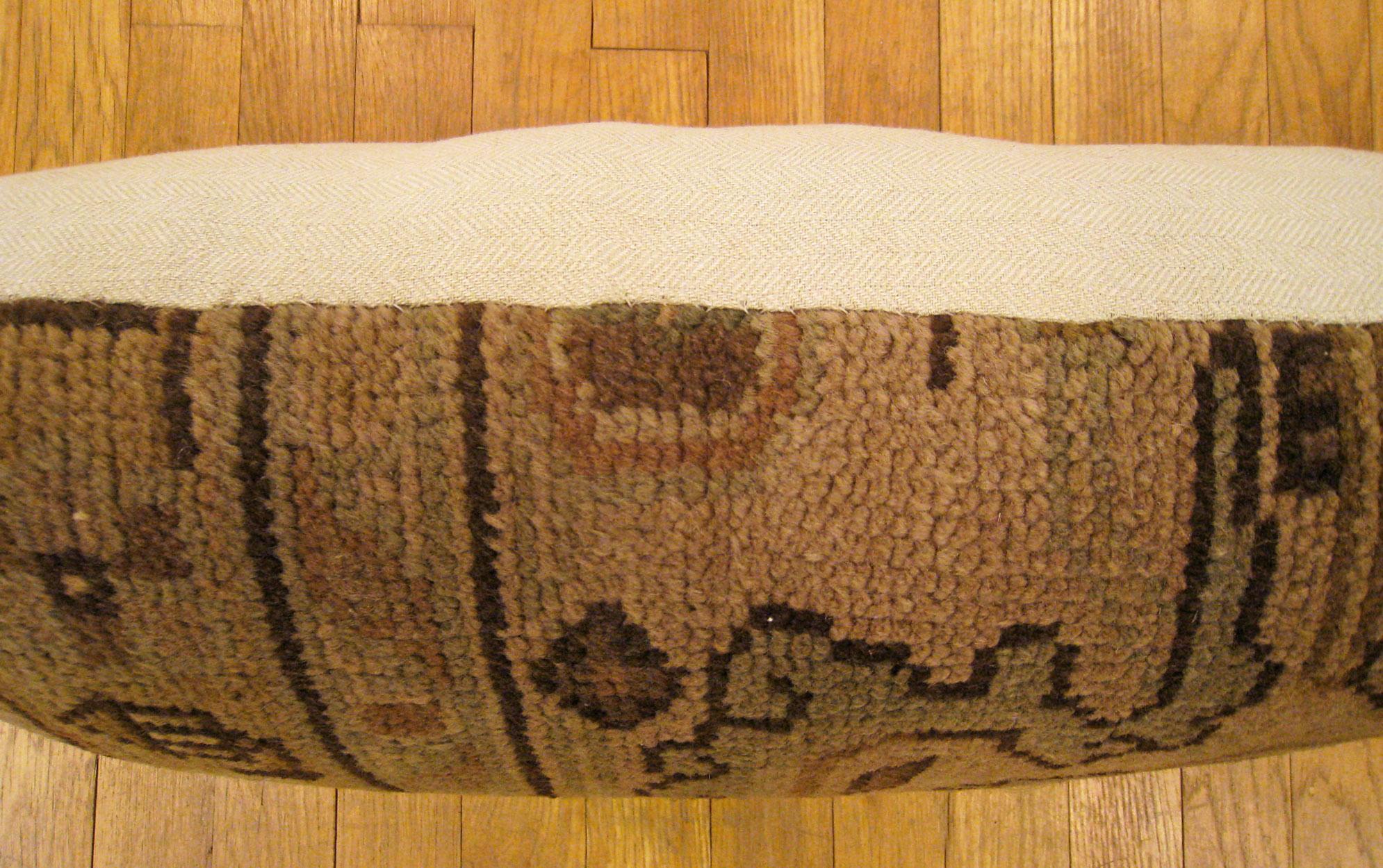 Coussin décoratif ancien tapis de Savonnerie espagnol de style Savonnerie avec motif géométrique Bon état - En vente à New York, NY