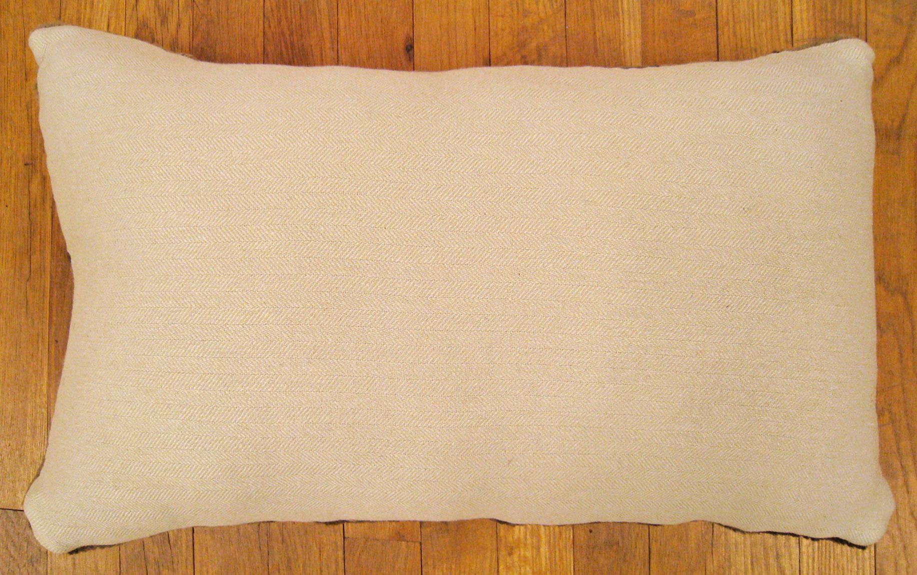 Coussin décoratif ancien tapis de Savonnerie espagnol de style Savonnerie avec motif géométrique Bon état - En vente à New York, NY