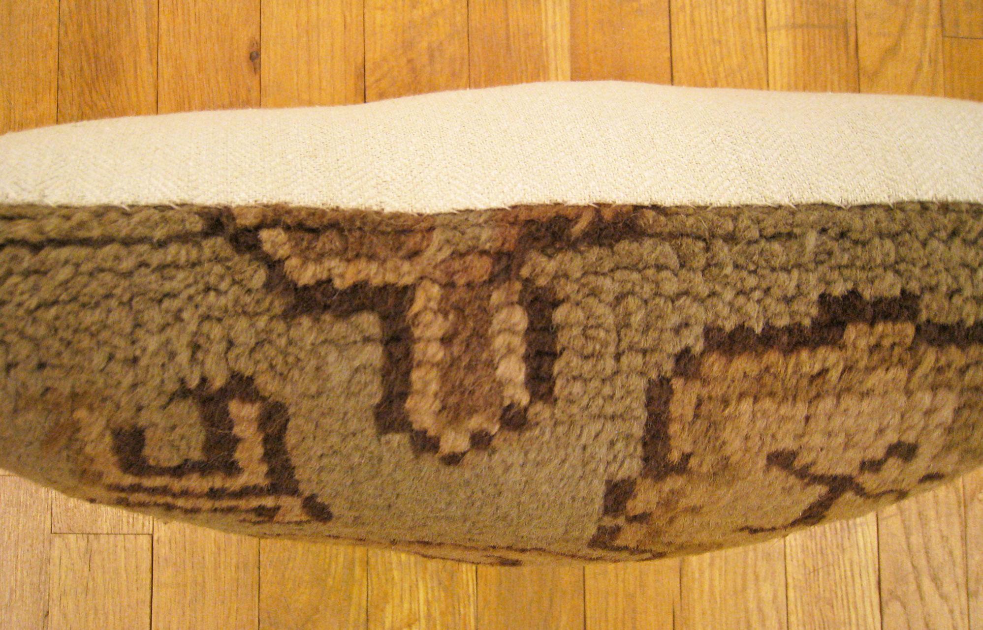 Coussin décoratif ancien tapis de Savonnerie espagnol de style Savonnerie avec motif géométrique Bon état - En vente à New York, NY