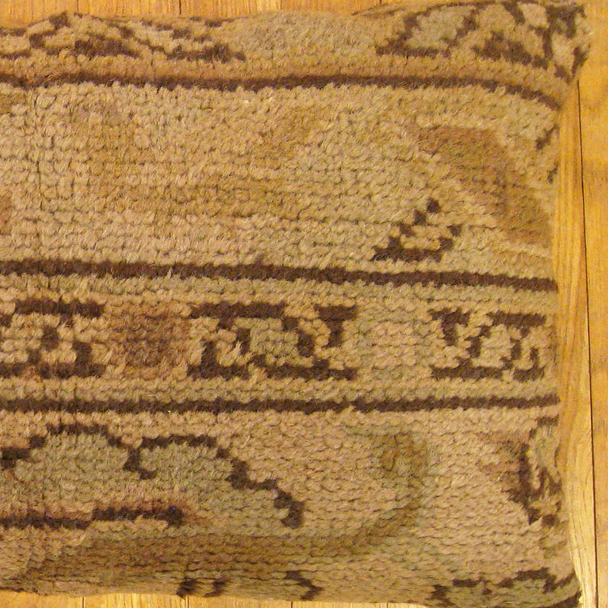 Dekoratives antikes spanisches Savonnerie-Teppich Kissen mit geometrischem Design (Frühes 20. Jahrhundert) im Angebot