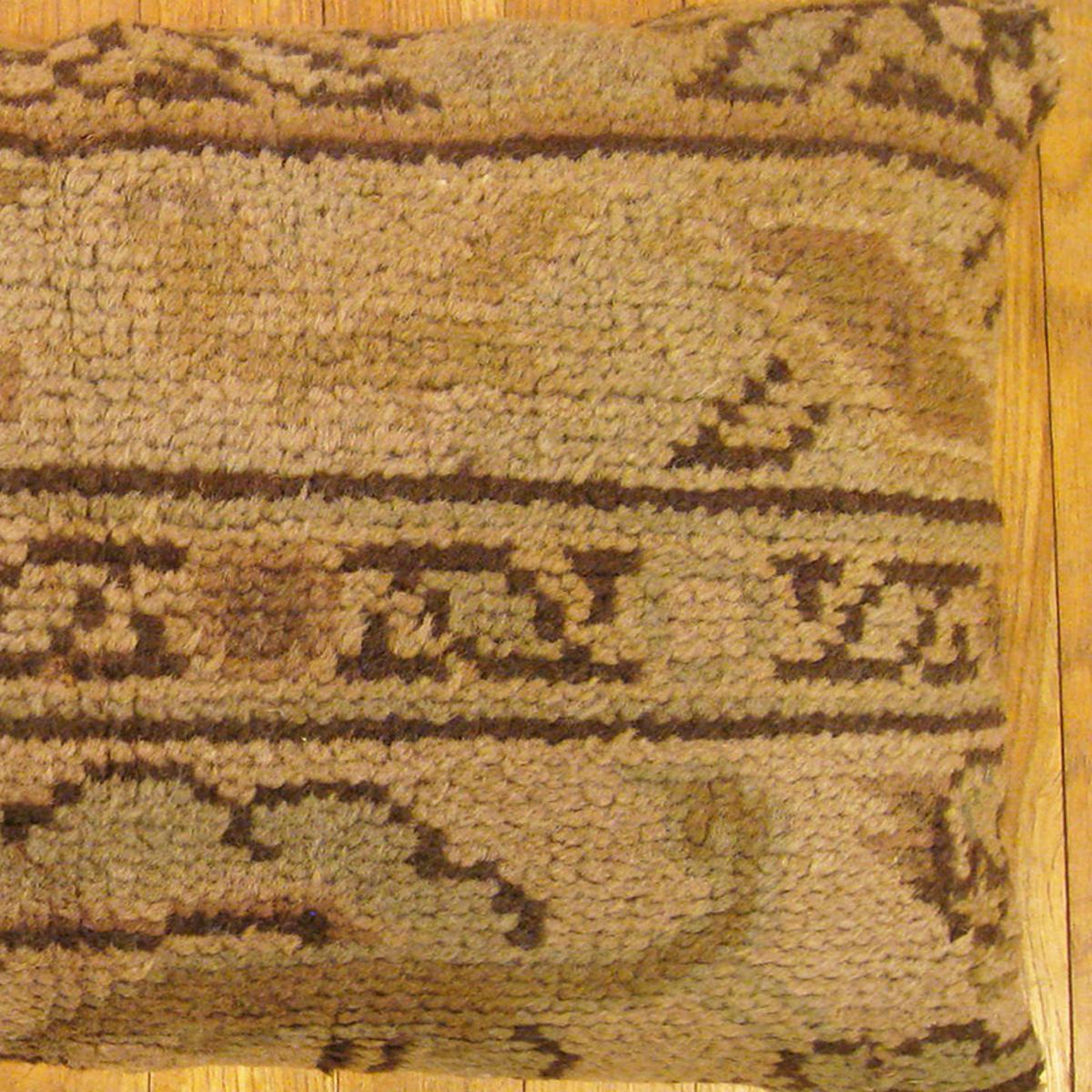 Début du 20ème siècle Coussin décoratif ancien tapis de Savonnerie espagnol de style Savonnerie avec motif géométrique en vente