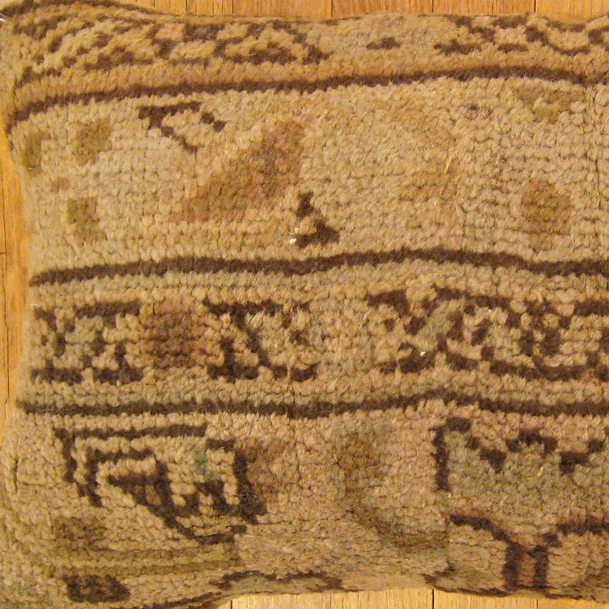 Laine Coussin décoratif ancien tapis de Savonnerie espagnol de style Savonnerie avec motif géométrique en vente