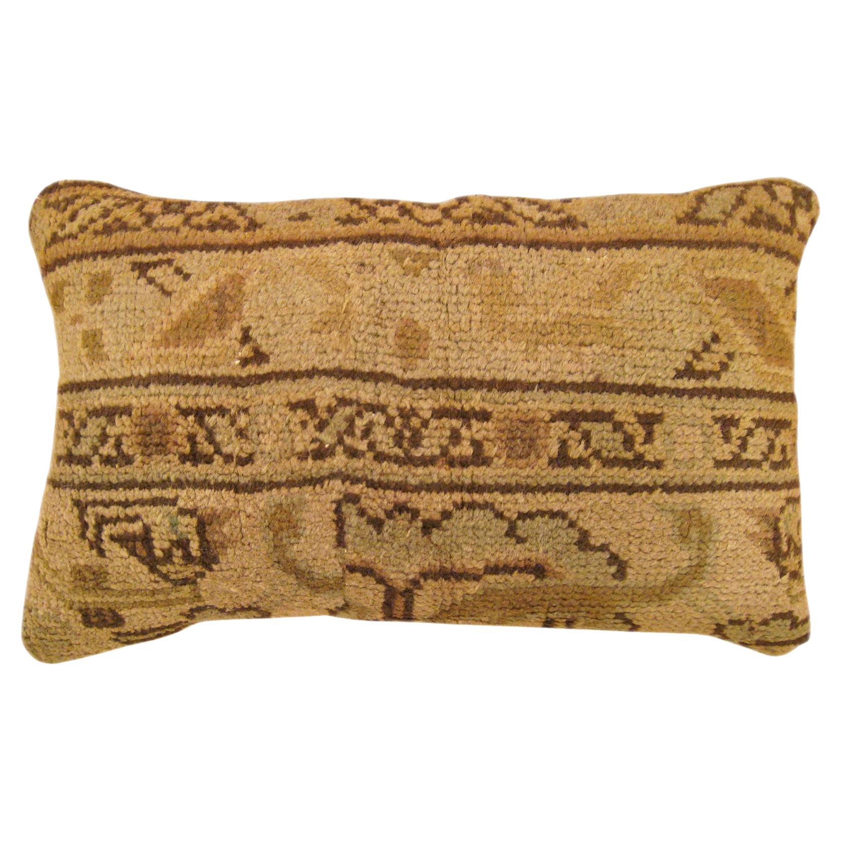Dekoratives antikes spanisches Savonnerie-Teppich Kissen mit geometrischem Design im Angebot