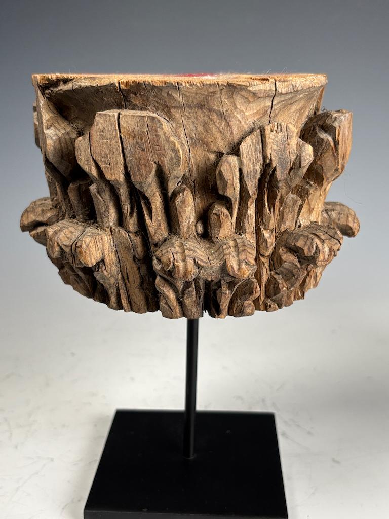 Decorative Antique Wooden Stands – Pair of Carved Corinthian Capitals For Sale 4