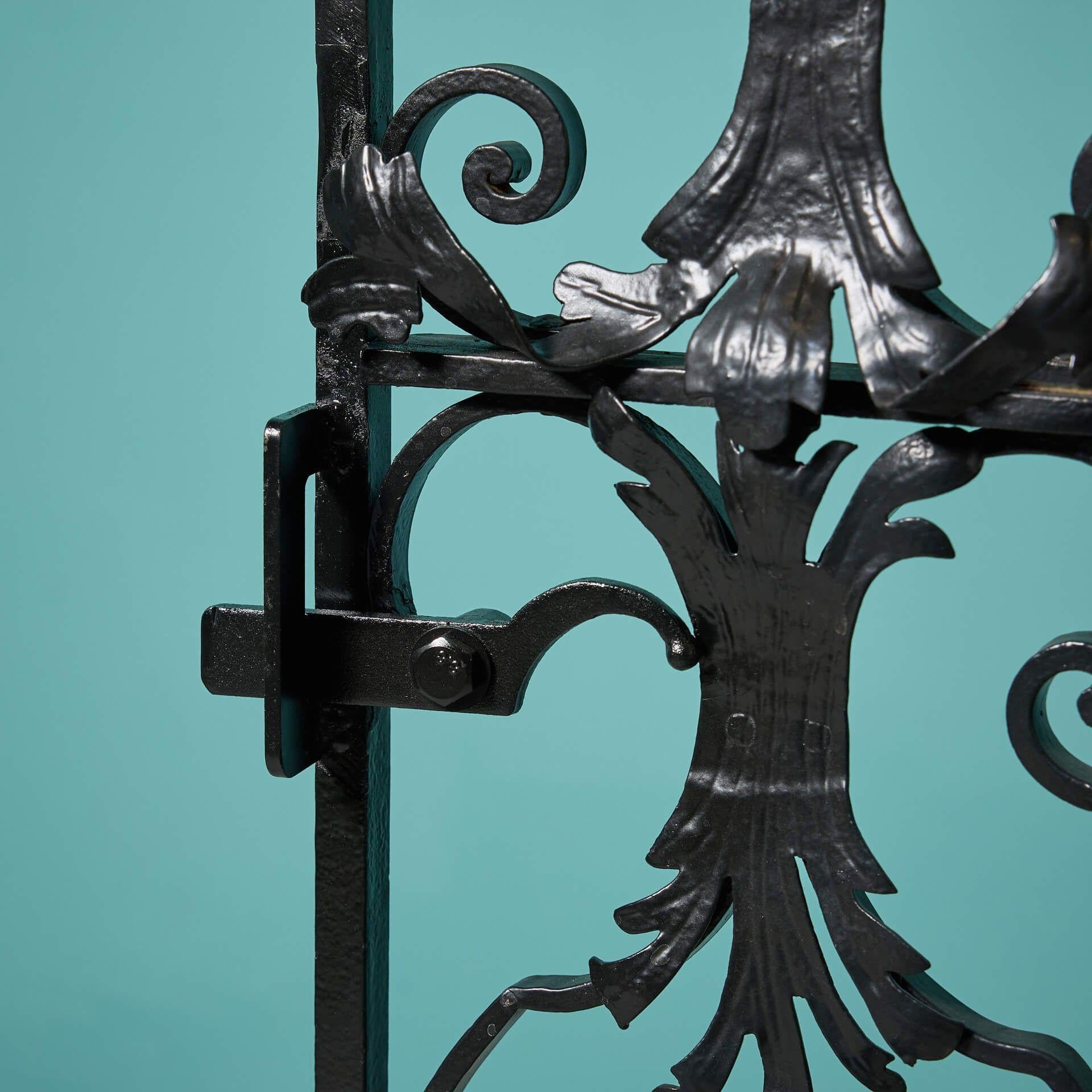 Victorien Portail de jardin décoratif en fer forgé ancien en vente