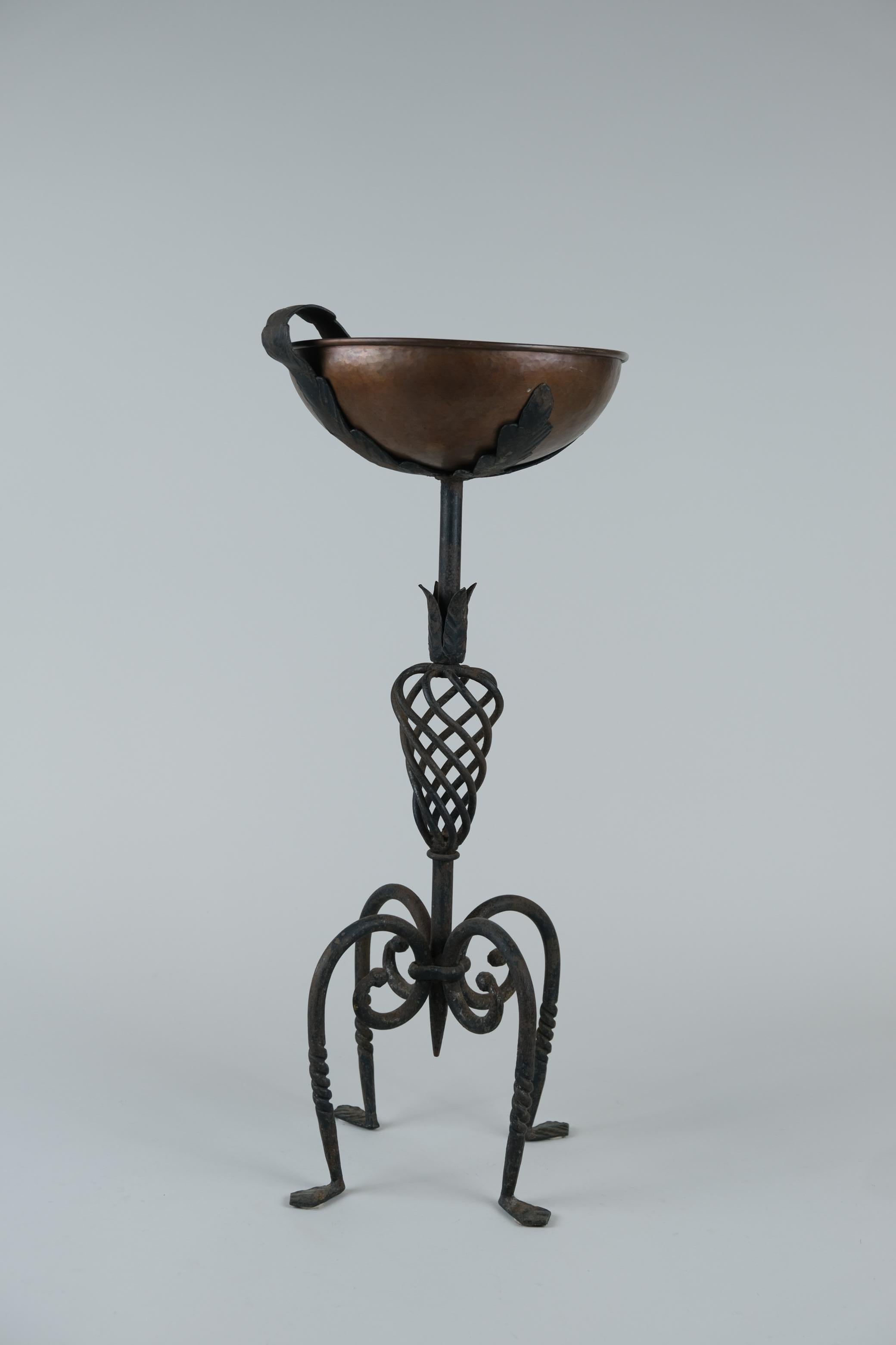 Arts and Crafts Torchére decorativa di Antti Hakkarainen / Vasca per uccelli in ferro battuto e rame in vendita