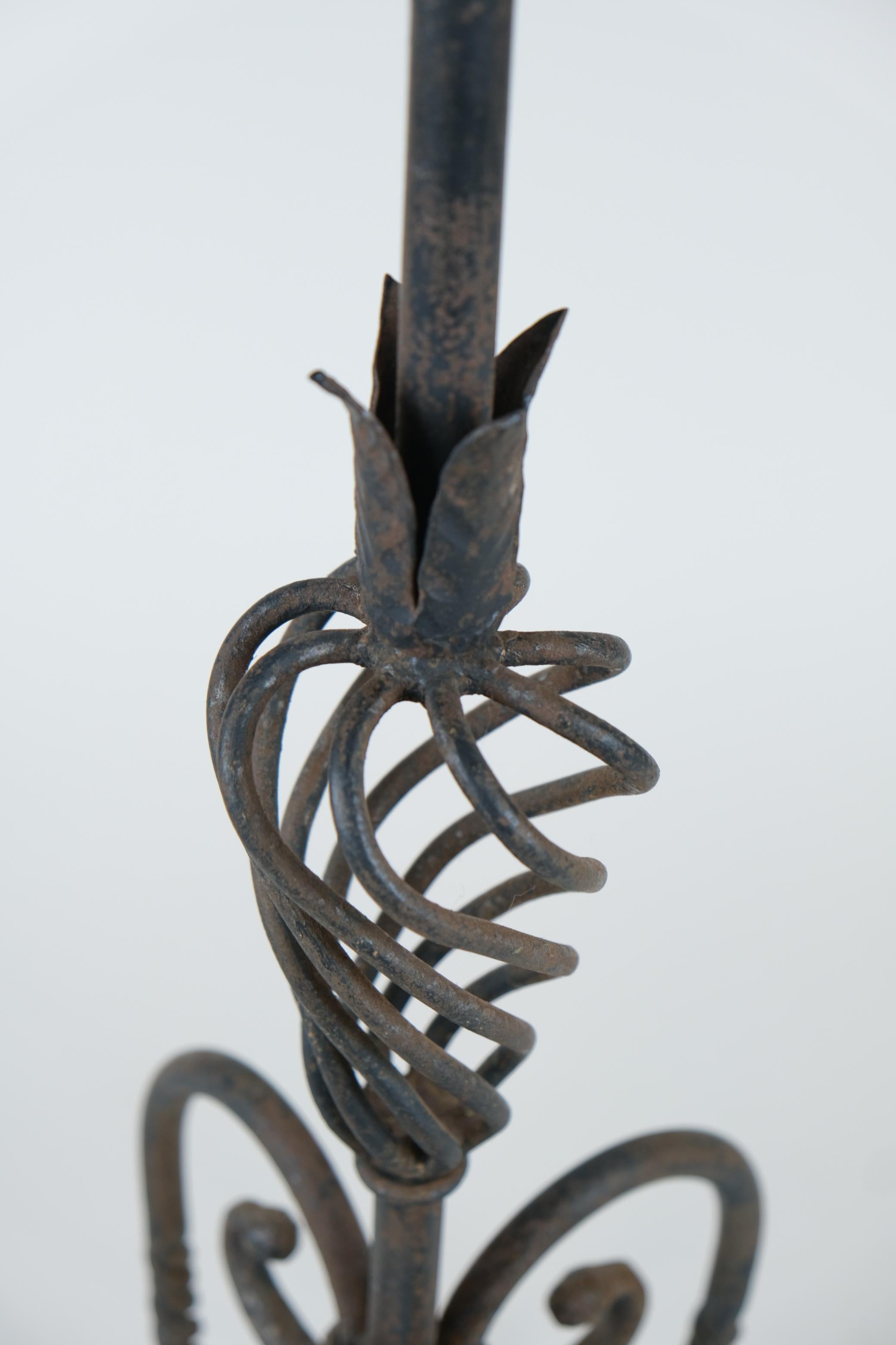 Martellato Torchére decorativa di Antti Hakkarainen / Vasca per uccelli in ferro battuto e rame in vendita