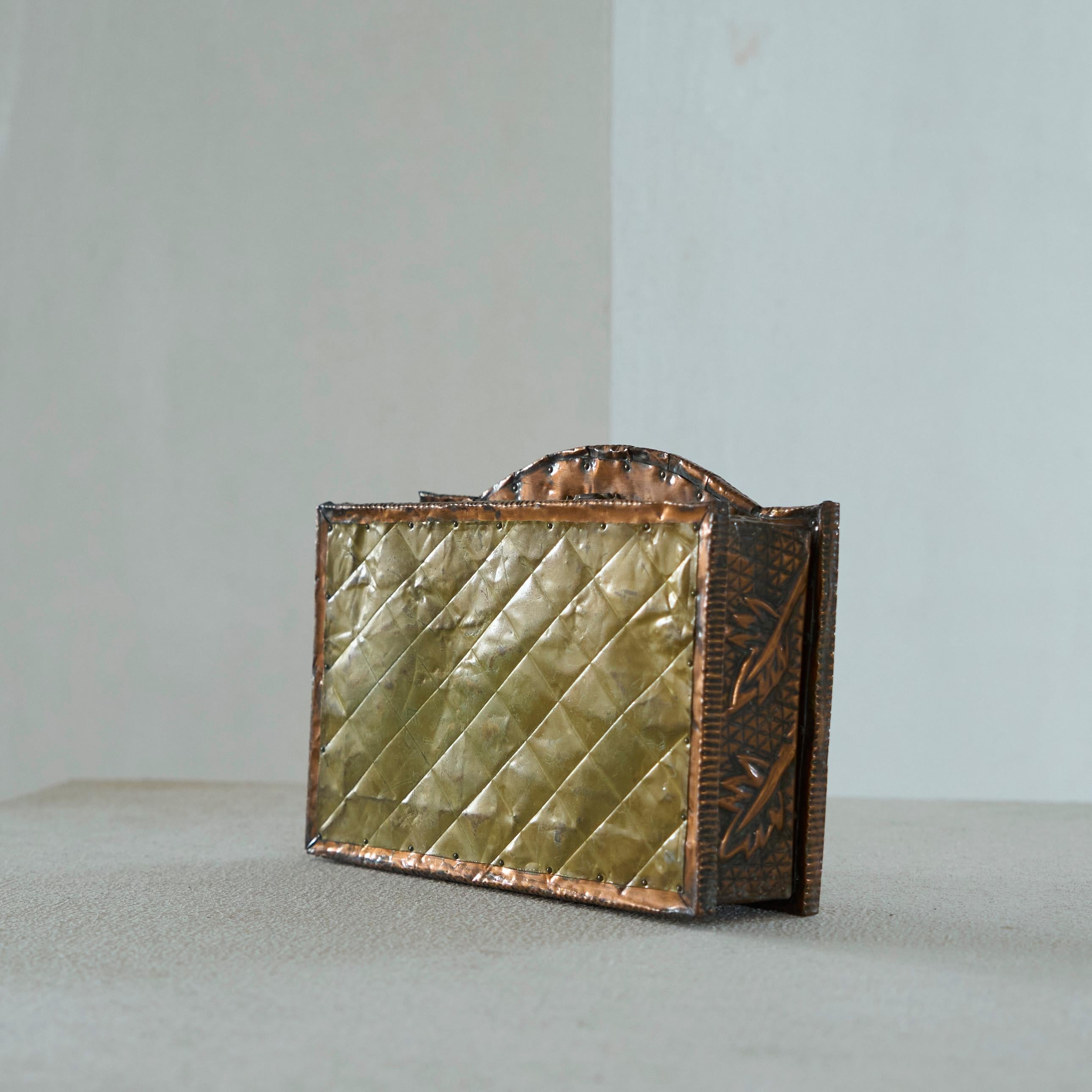 Decorative Art Deco Box in Hand Hammered Copper 1930s For Sale 5