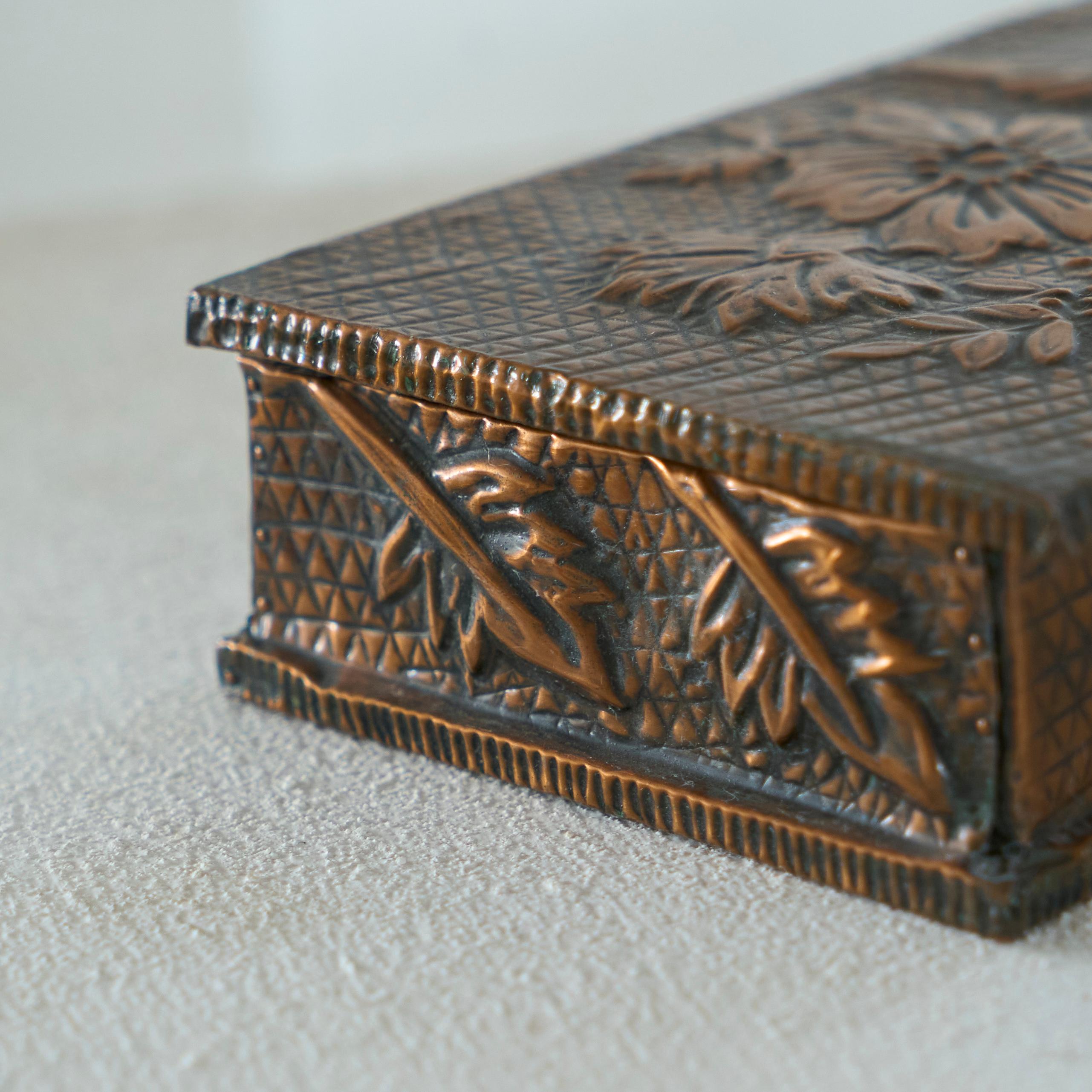 European Decorative Art Deco Box in Hand Hammered Copper 1930s For Sale