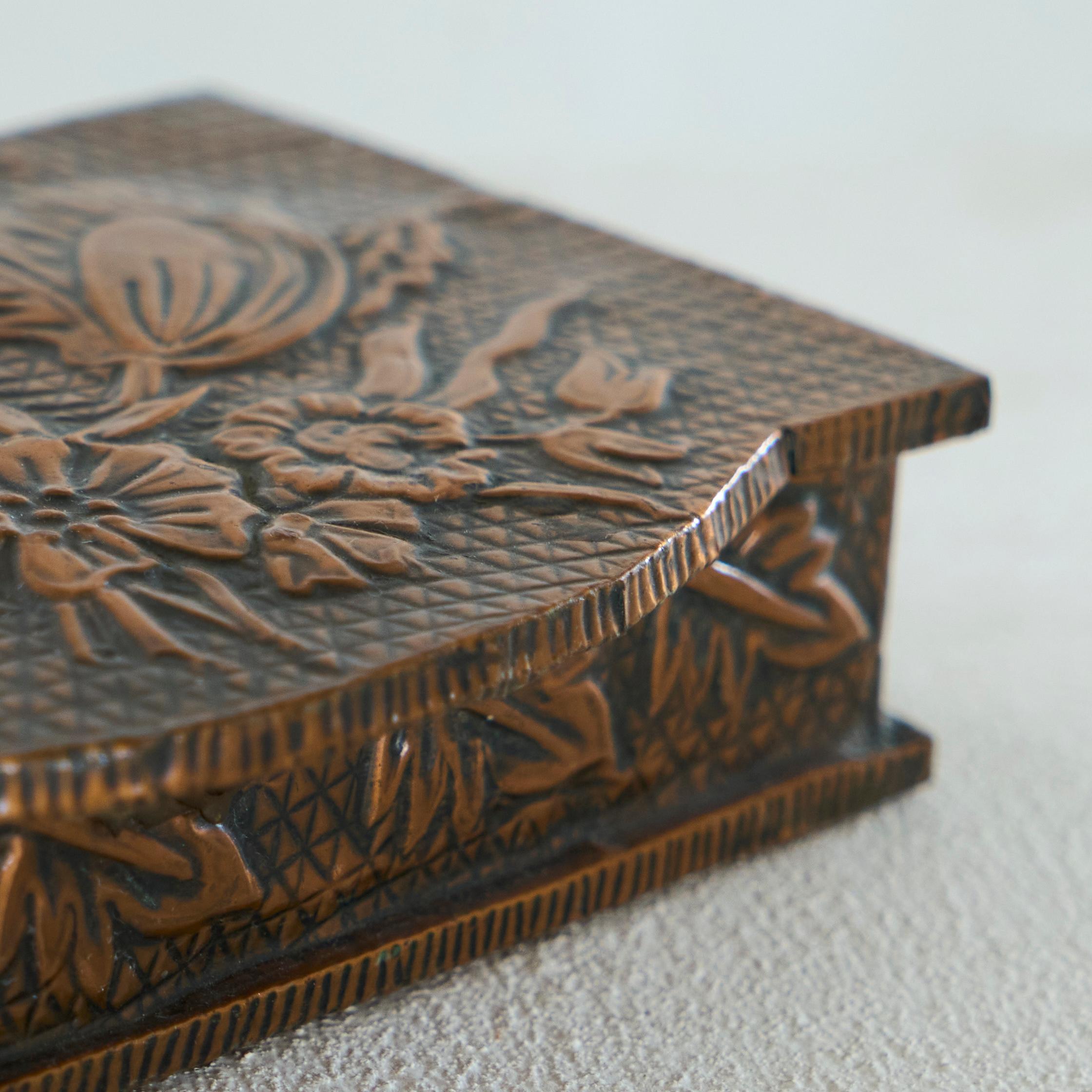 Hand-Crafted Decorative Art Deco Box in Hand Hammered Copper 1930s For Sale