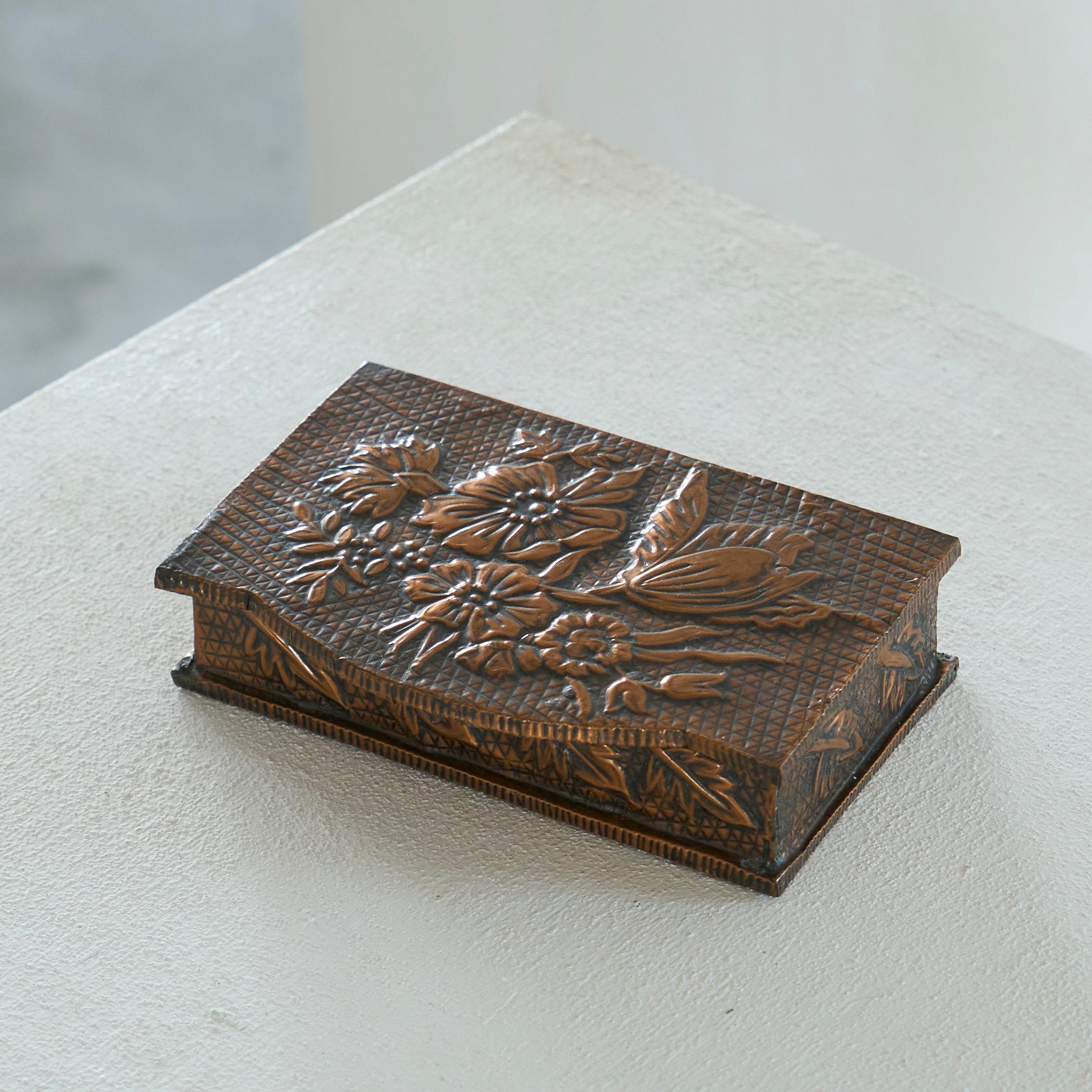 Decorative Art Deco Box in Hand Hammered Copper 1930s In Good Condition For Sale In Tilburg, NL