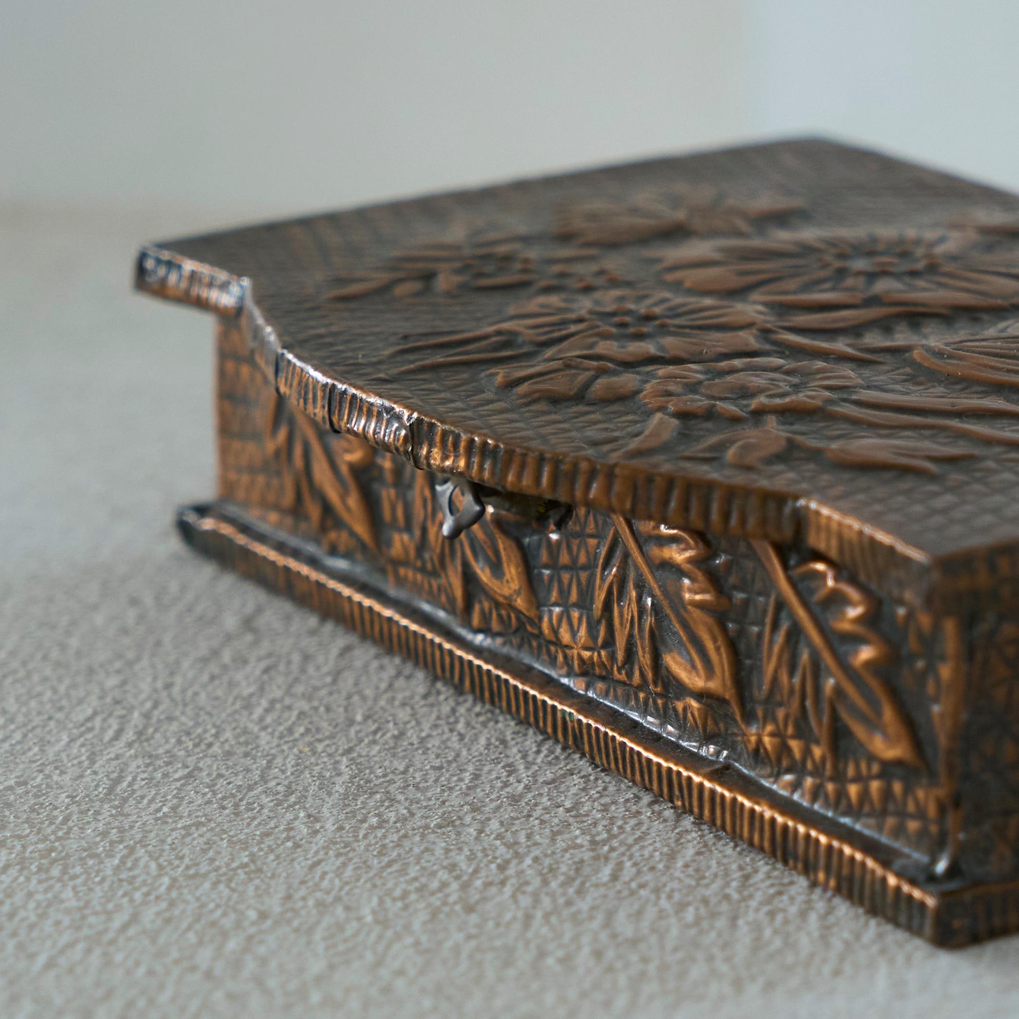20th Century Decorative Art Deco Box in Hand Hammered Copper 1930s For Sale