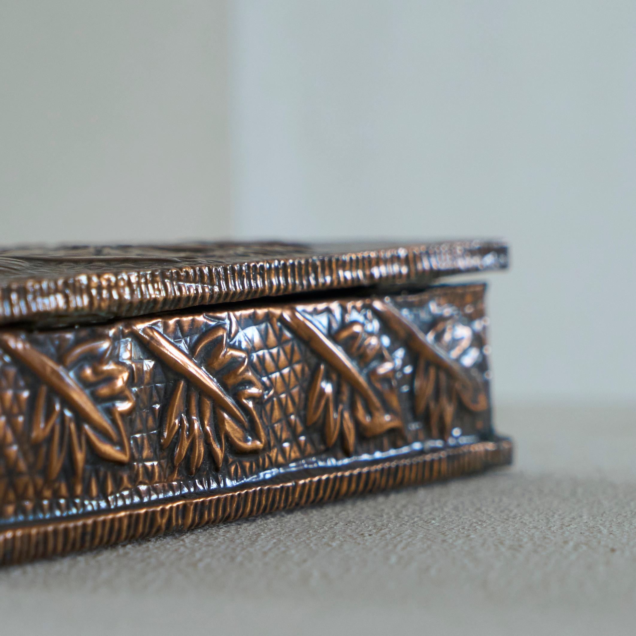 Decorative Art Deco Box in Hand Hammered Copper 1930s For Sale 1