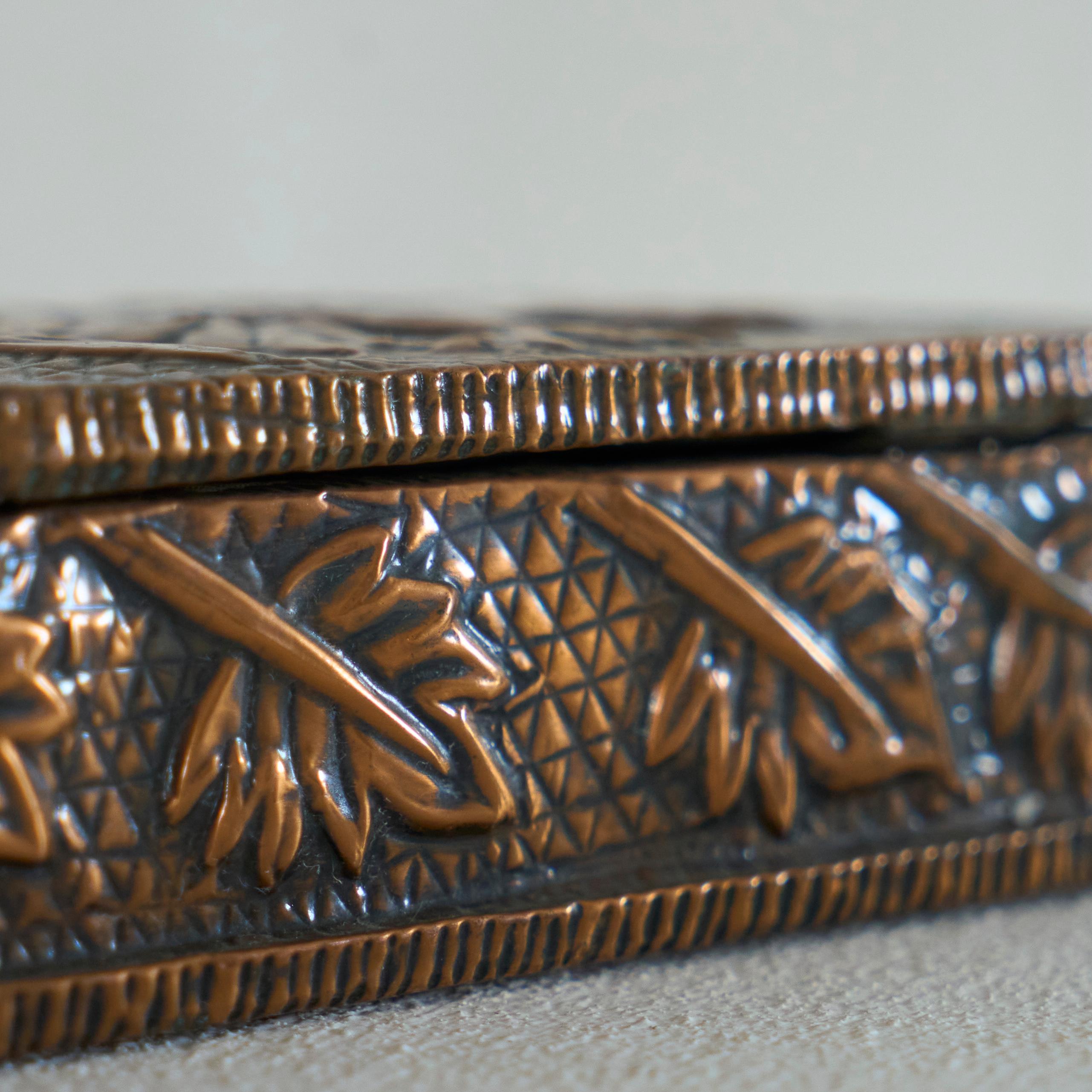 Decorative Art Deco Box in Hand Hammered Copper 1930s For Sale 2
