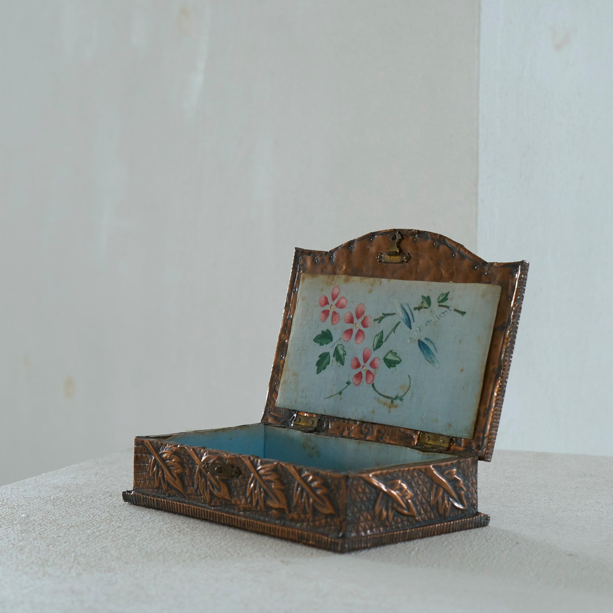 Decorative Art Deco Box in Hand Hammered Copper 1930s For Sale 3