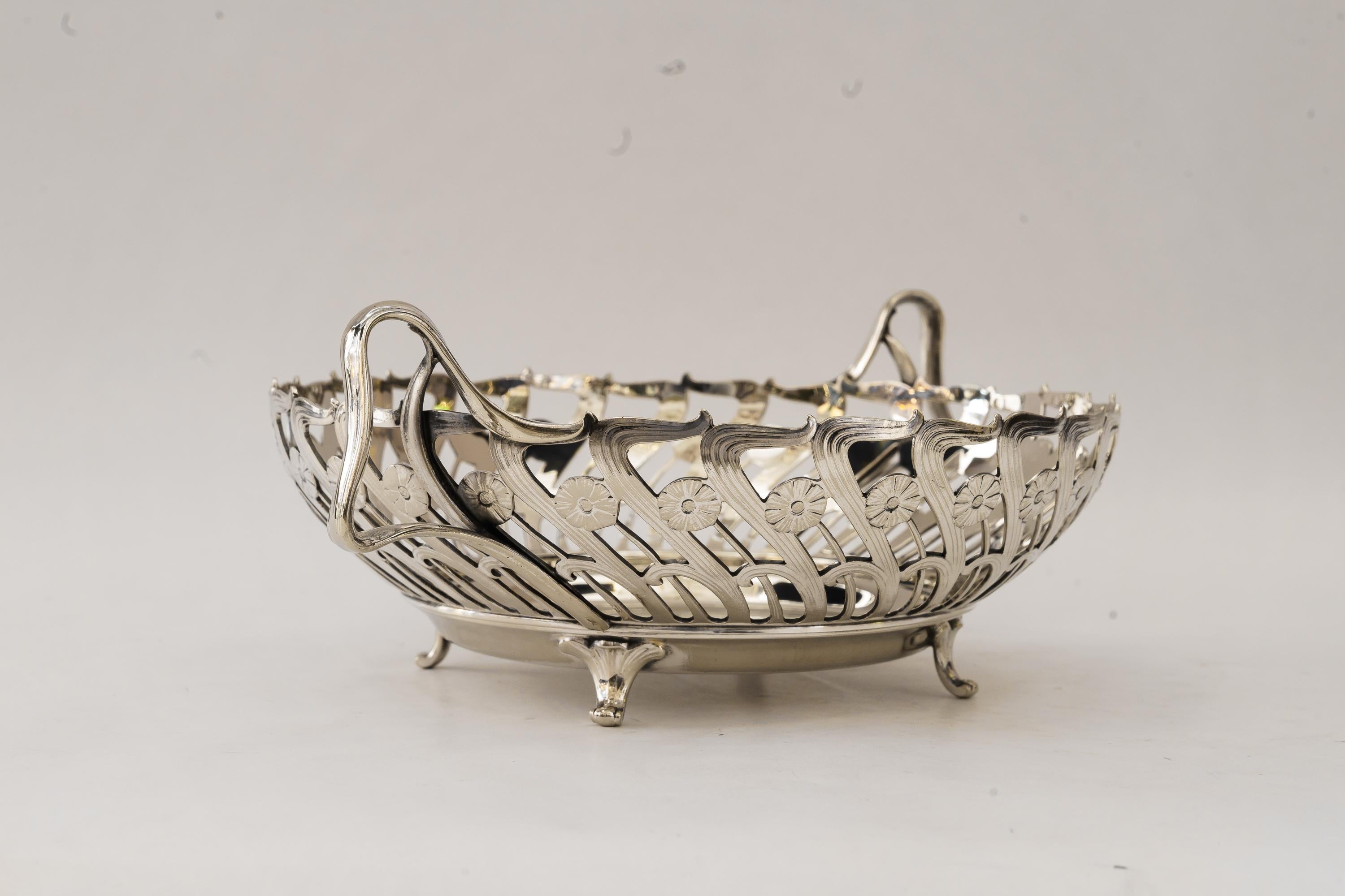 Decorative art deco fruit bowl vienna around 1920s In Good Condition For Sale In Wien, AT