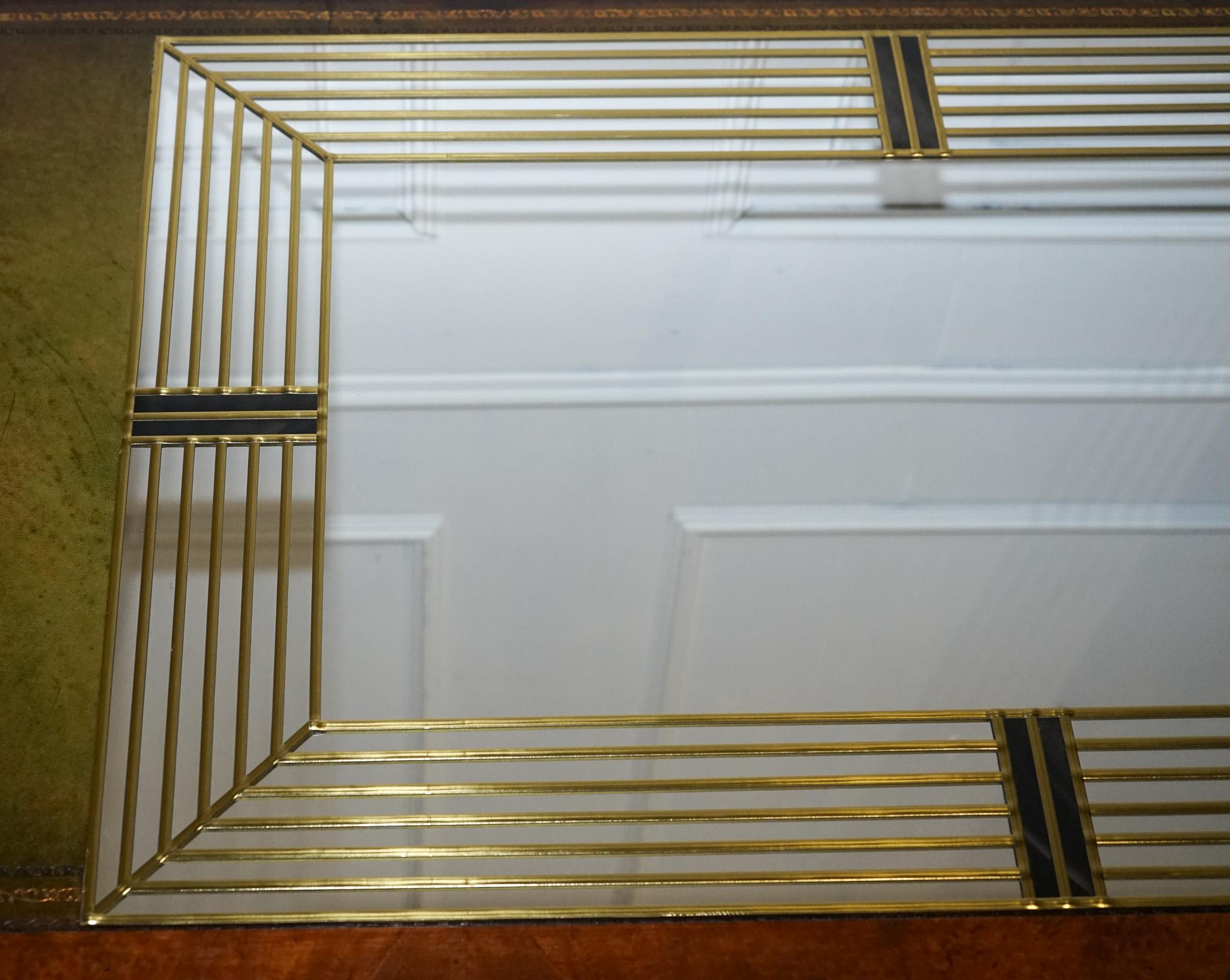 Antigüedades de Londres



Estamos encantados de ofrecer a la venta este Espejo de Pared Decorativo de Estilo Art Decó.

 Fabricada por Lawson Glassworks, es una impresionante pieza que capta la esencia de la época. El espejo presenta un cristal