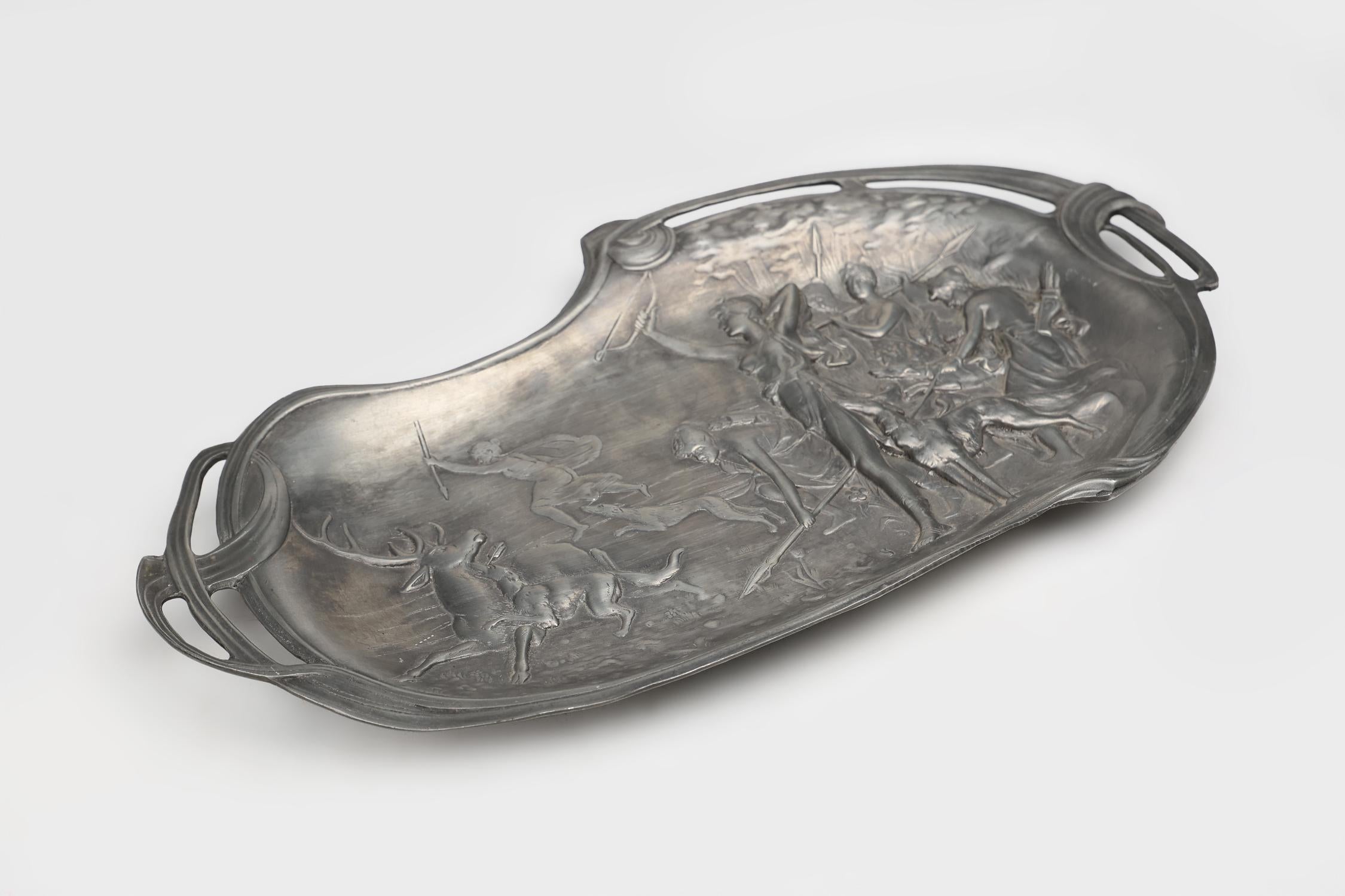 France / 1910 / plat / boîte / Art Nouveau / Art Déco

Diane Déesse de la chasse
Un bol en étain martelé Art Nouveau avec une scène en relief magnifiquement travaillée, avec Diane, la déesse de la chasse. Fabriqué vers 1910 en France.
 
L'asymétrie