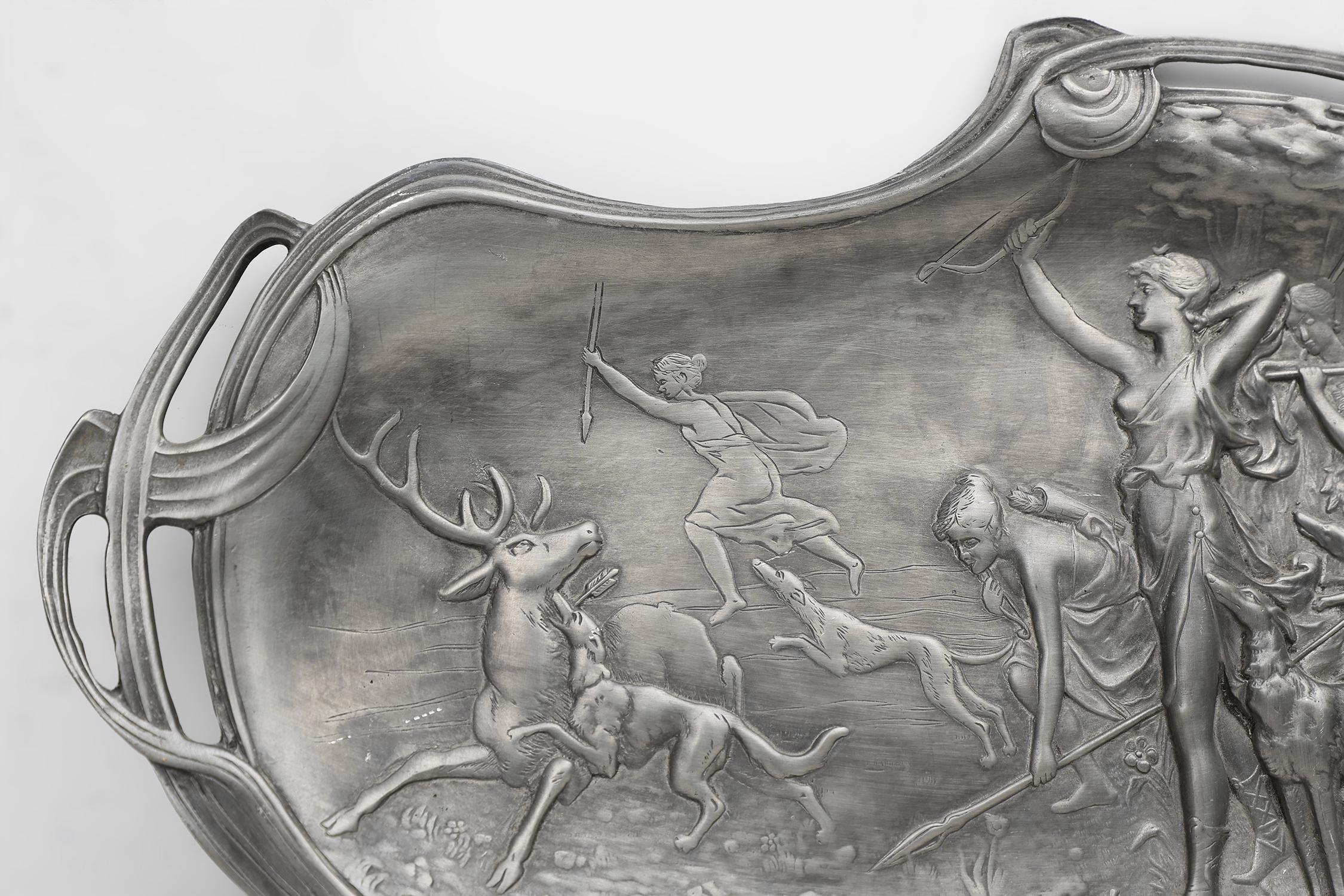 Plat décoratif Art Nouveau en étain, France, vers 1910 Bon état - En vente à Meulebeke, BE