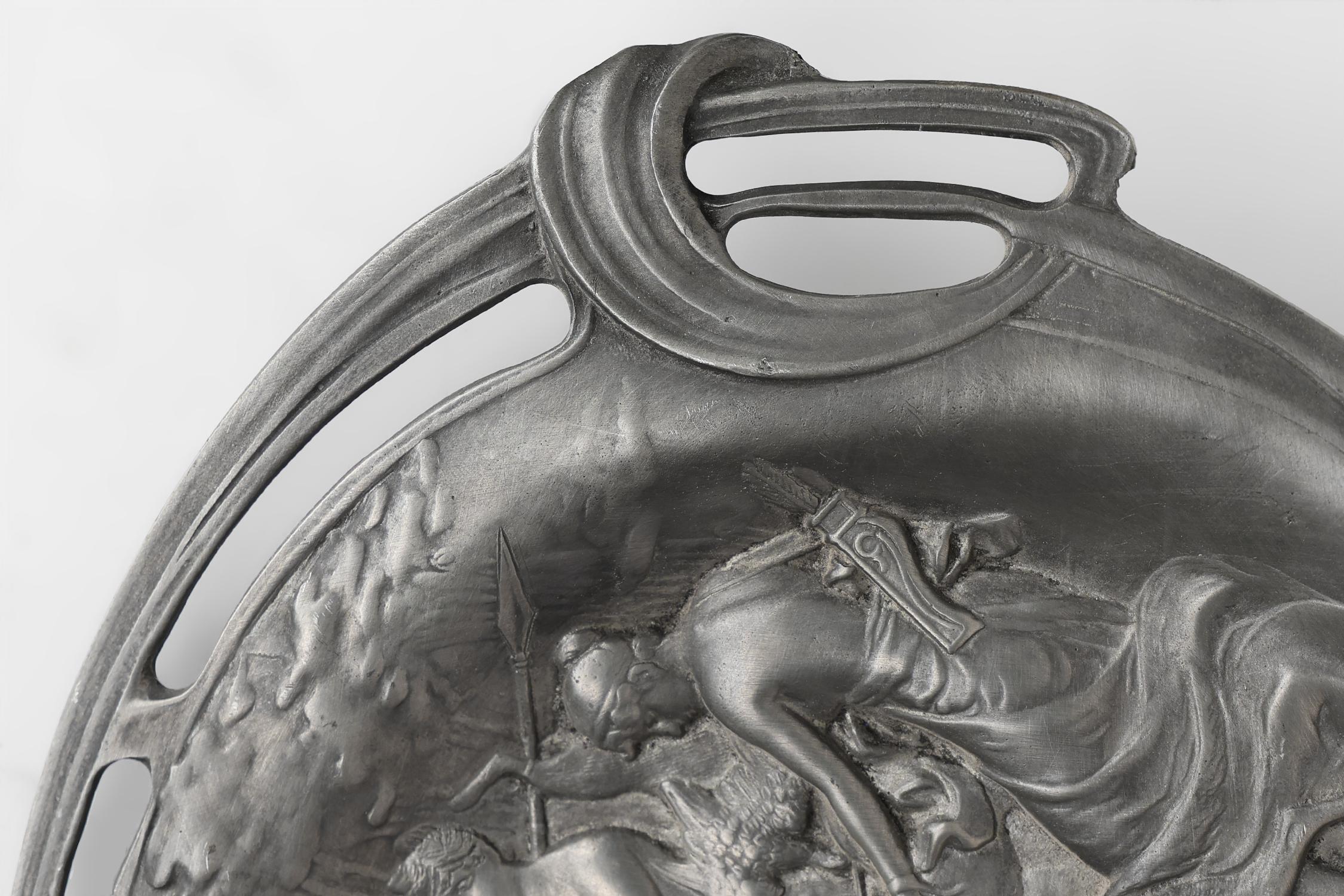 Début du 20ème siècle Plat décoratif Art Nouveau en étain, France, vers 1910 en vente