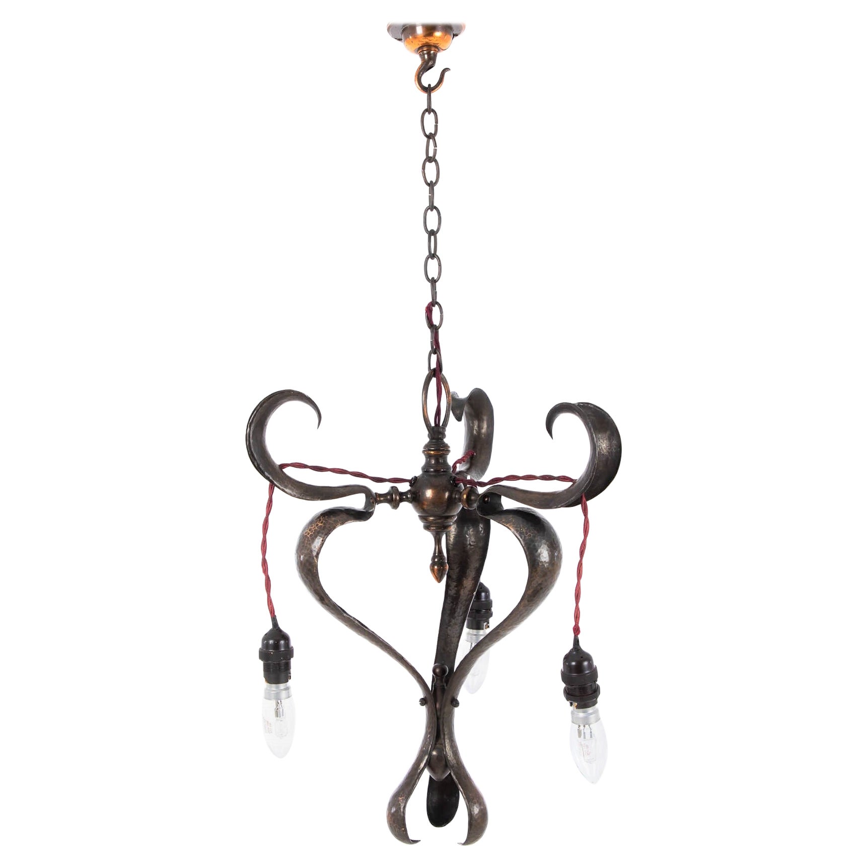 Lampadario decorativo Art Nouveau in rame martellato, circa 1900