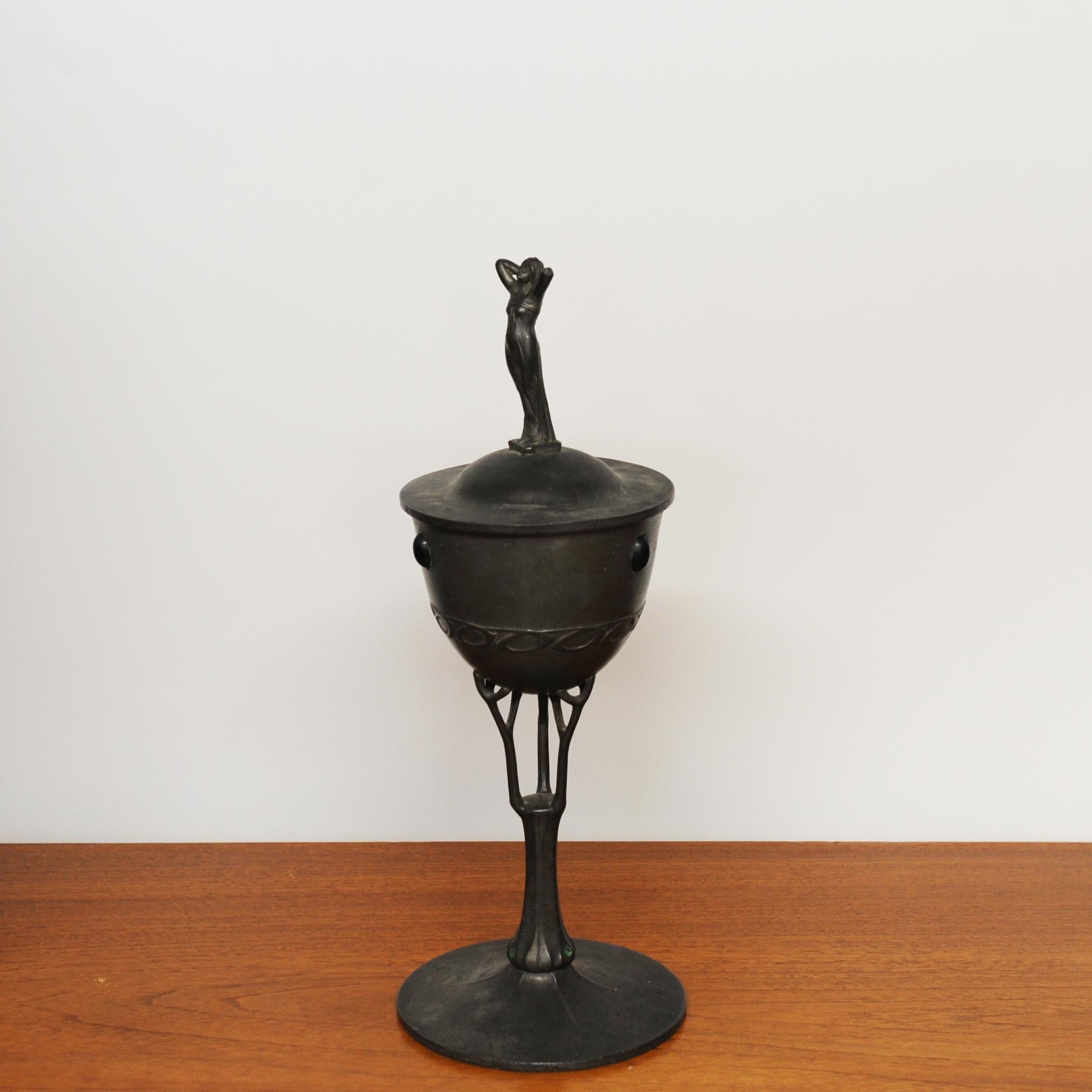 Decorative Art Nouveau Pewter ornamental Pot stamped B&G Imperial Zinn, 1900 For Sale 2