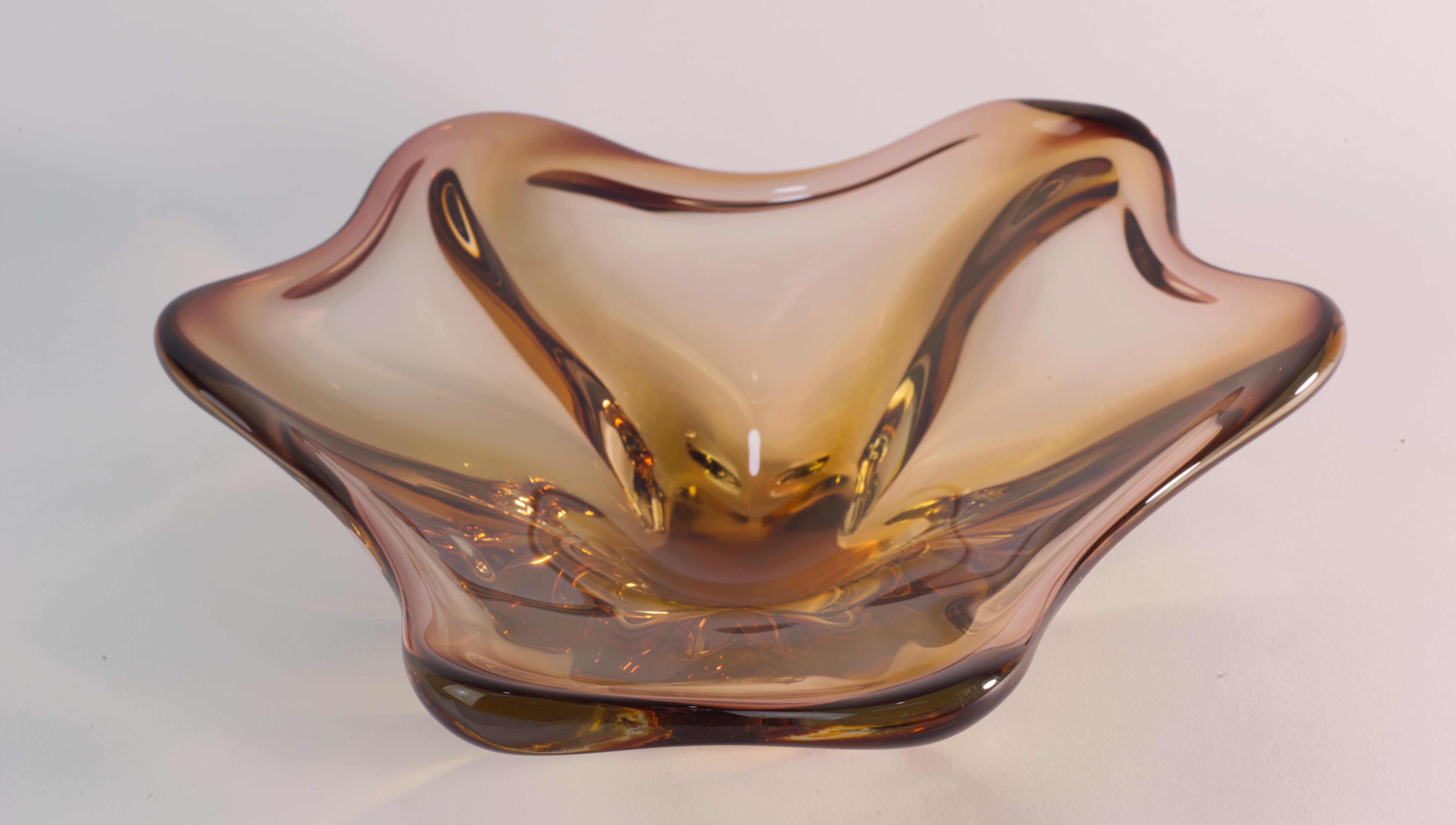 Dekorativer asymmetrischer Aschenbecher oder Auffangschale aus Braunglas (Moderne der Mitte des Jahrhunderts) im Angebot