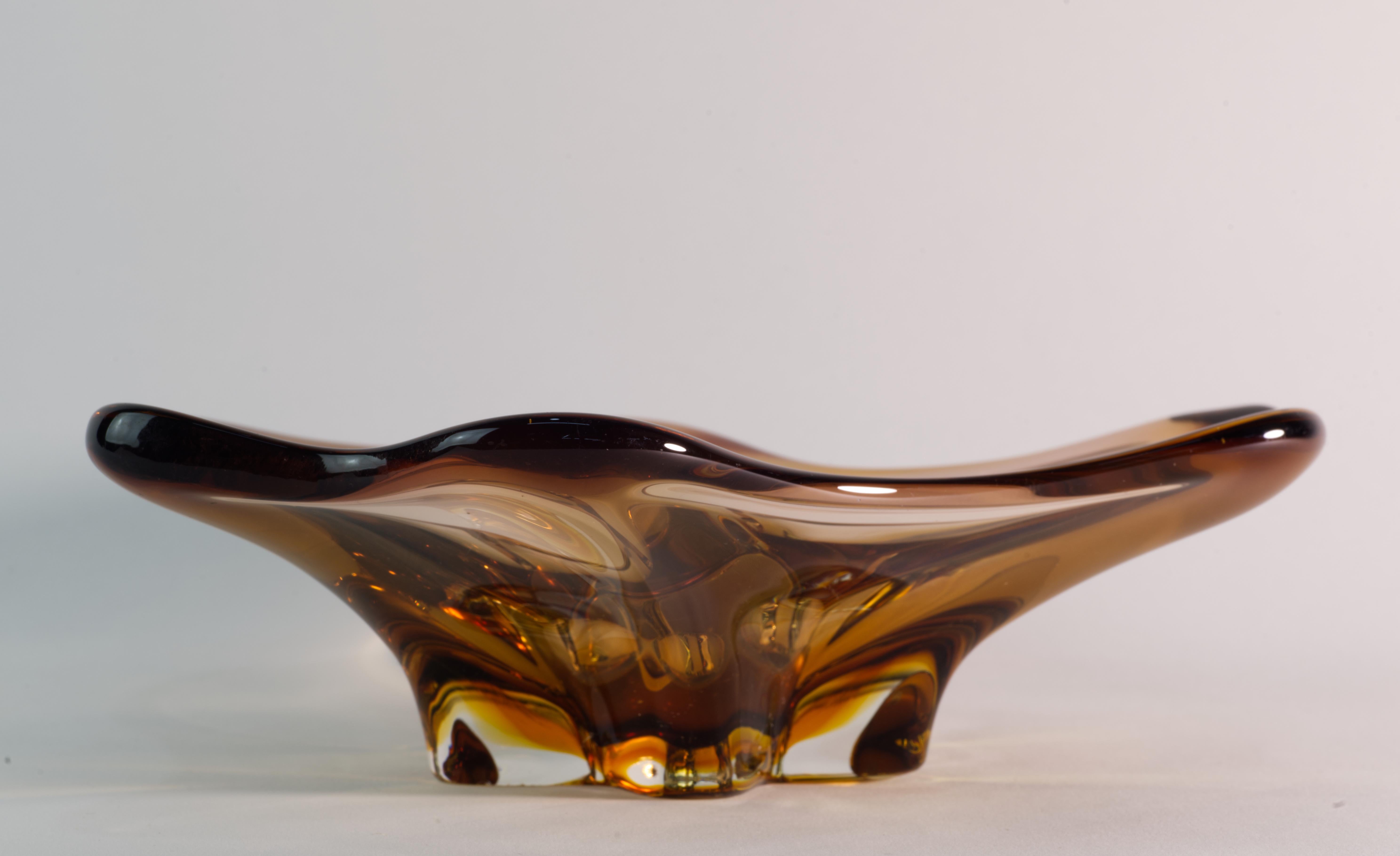 Dekorativer asymmetrischer Aschenbecher oder Auffangschale aus Braunglas (Muranoglas) im Angebot