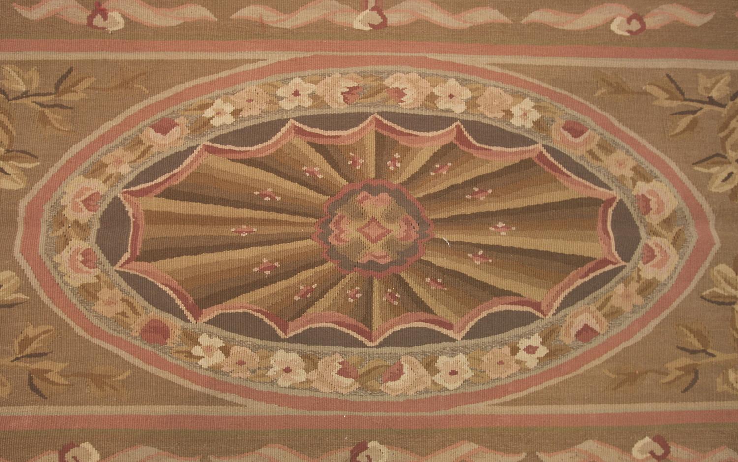 Dieser vom viktorianischen Design inspirierte Aubusson-Teppich in Flachgewebe ist ein vielseitiges und stilvolles Möbelstück, das in einer Vielzahl von Umgebungen verwendet werden kann. Diese Art von Teppich wurde in der viktorianischen Ära populär,