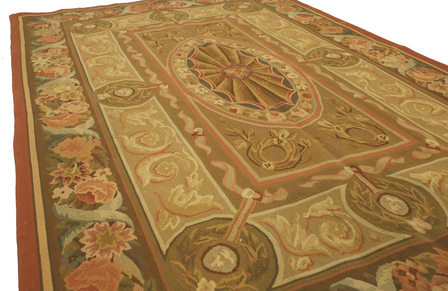 Flachgewebter Aubusson-Teppich, inspiriert von viktorianischem Design im Zustand „Hervorragend“ im Angebot in Ferrara, IT